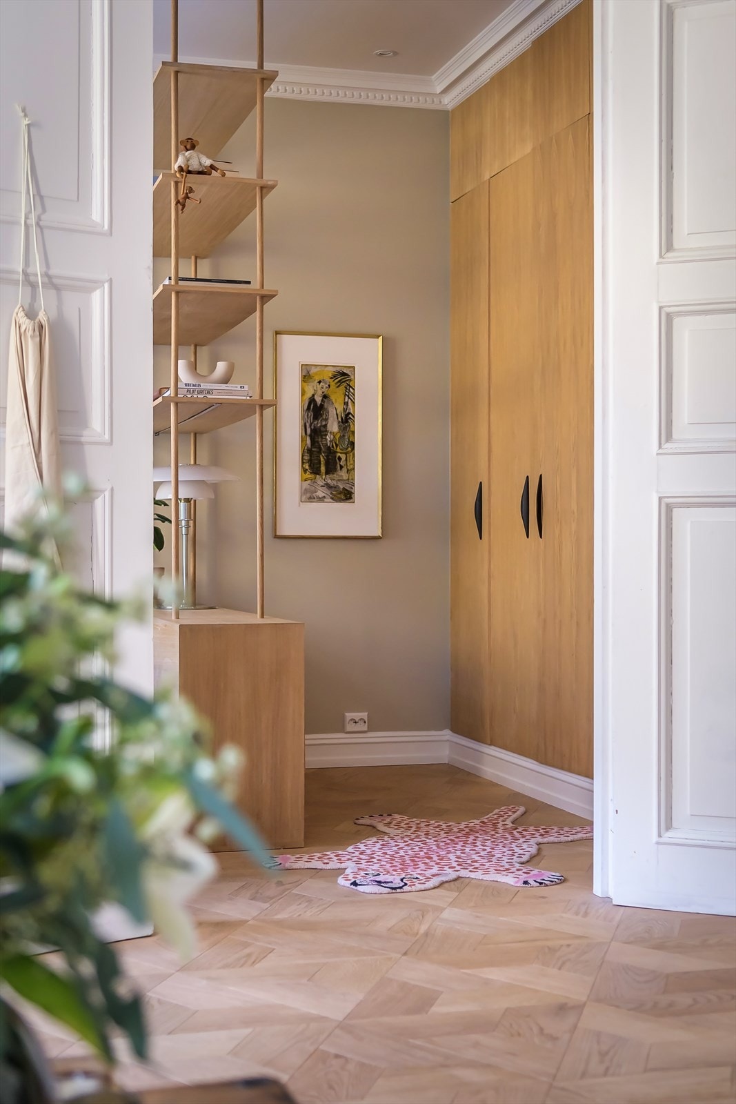 Lekker, dobbelfløyet dør mellom stue og soverom Galleribilde