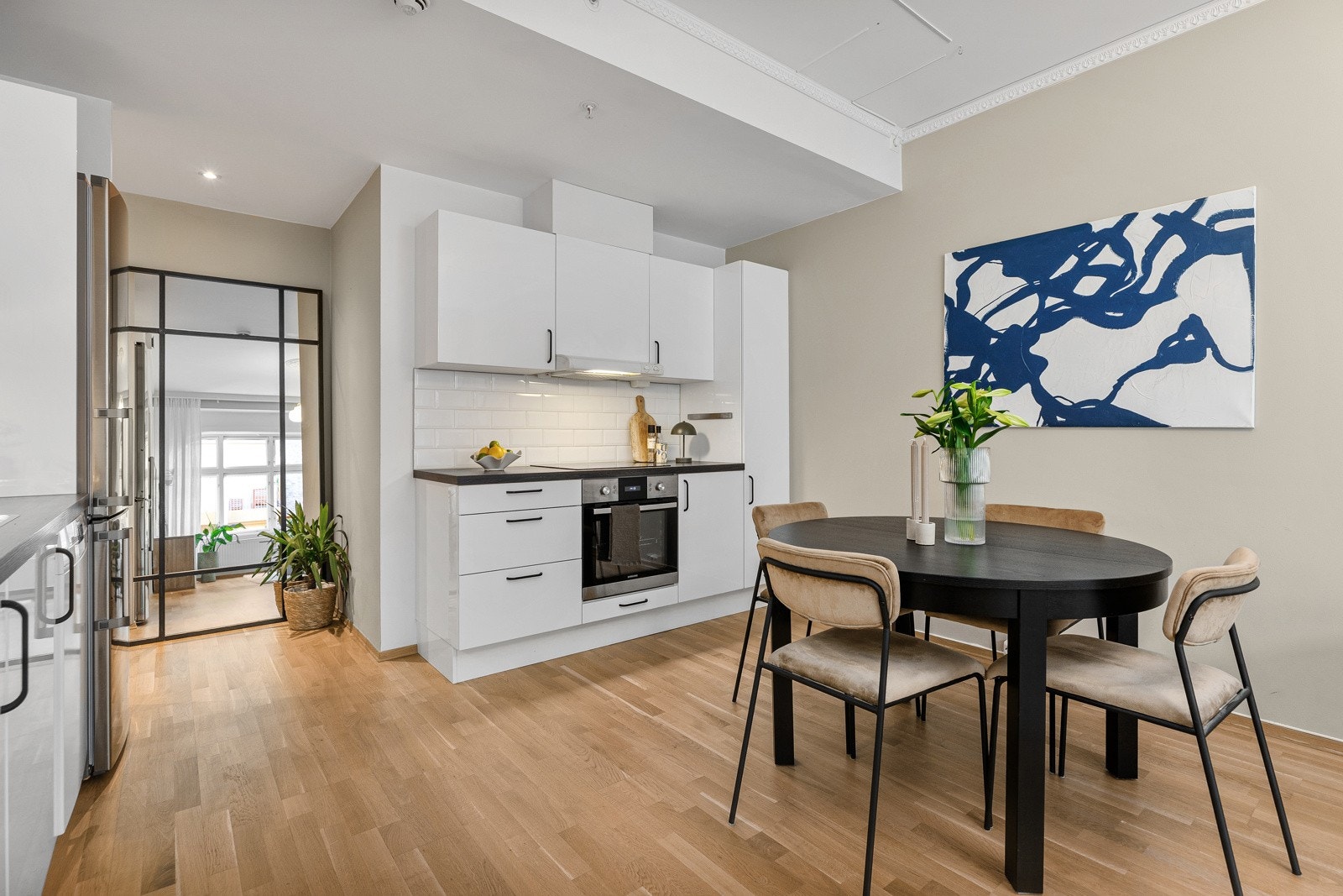 Det er naturlig avsatt plass til spisegruppe inn mot den åpne kjøkkenløsningen Galleribilde