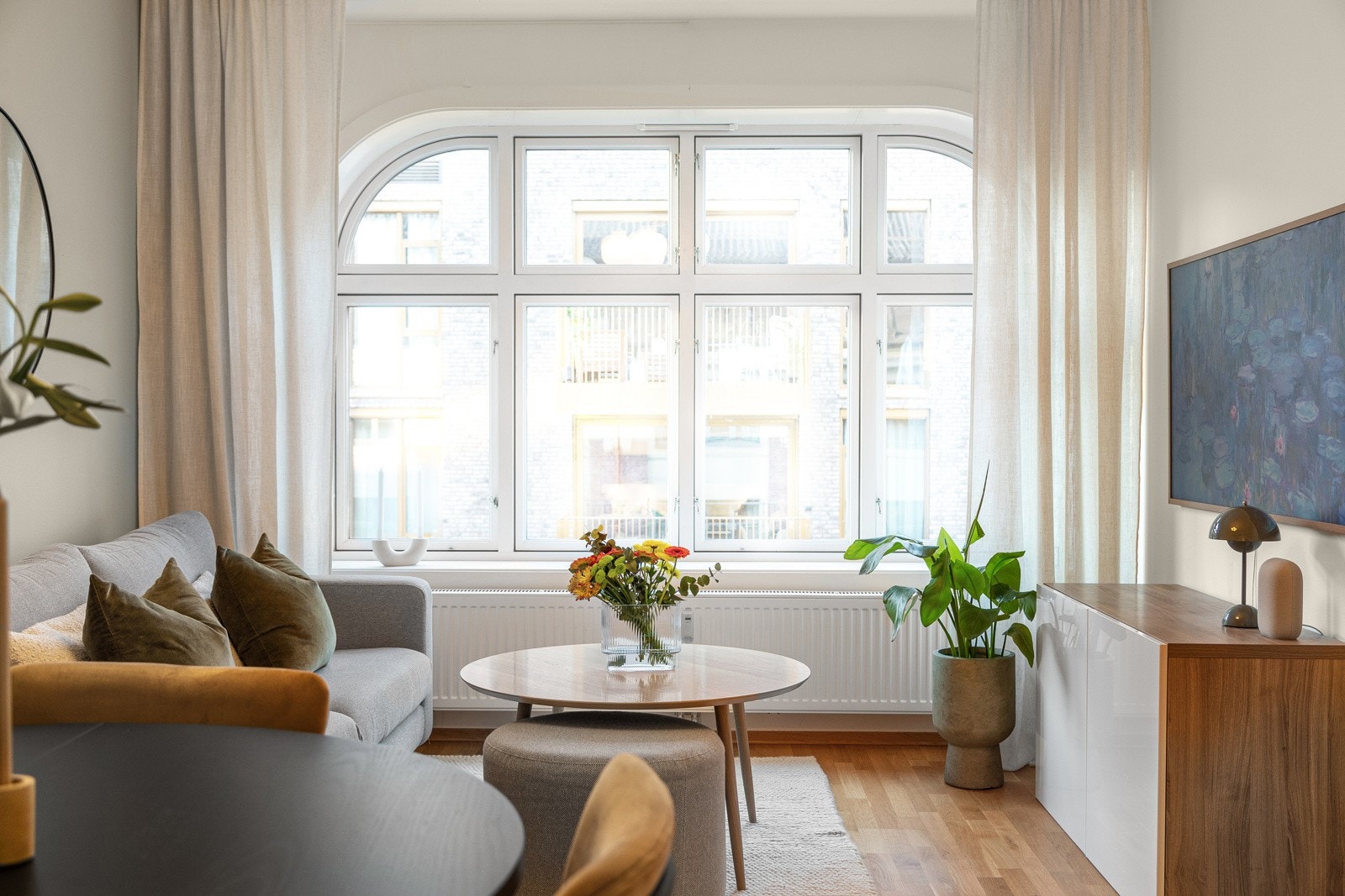 Veggene er malt i moderne farger, med store store, arkitektoniske vindusflater som slipper inn rikelig med dagslys og skaper en innbydende og lys atmosfære Galleribilde