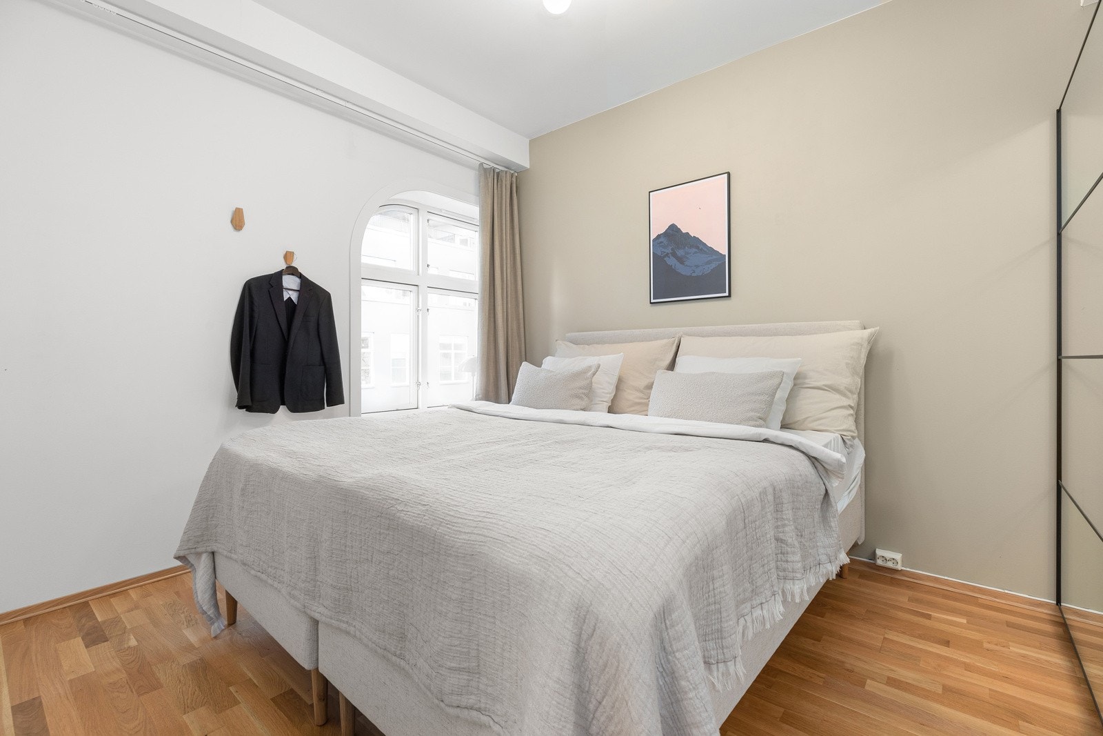 Soverommet er romslig med plass til dobbeltseng, nattbord og garderobeløsninger Galleribilde