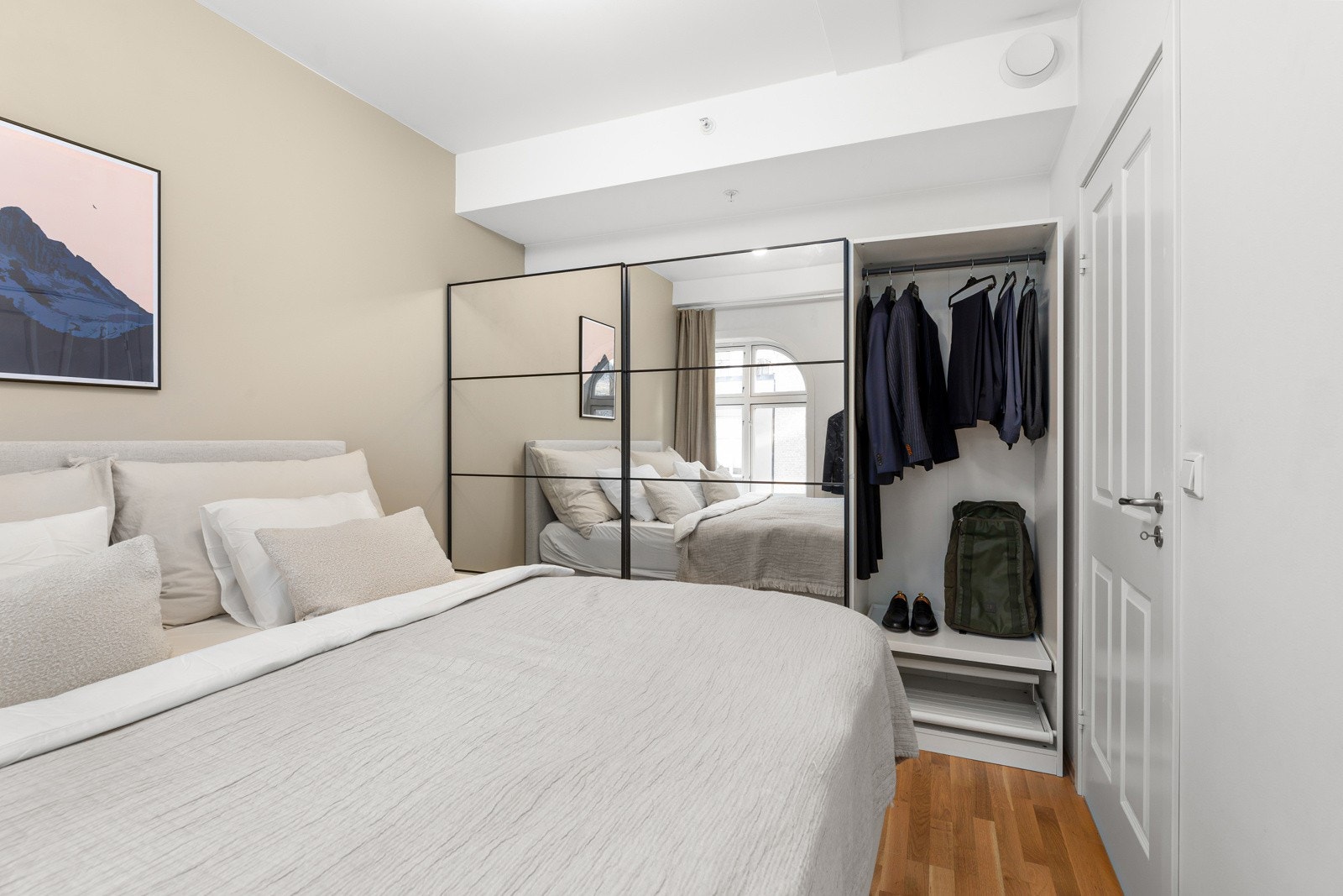 God oppbevaringsplass i skyvedørsgarderobe med speildører Galleribilde