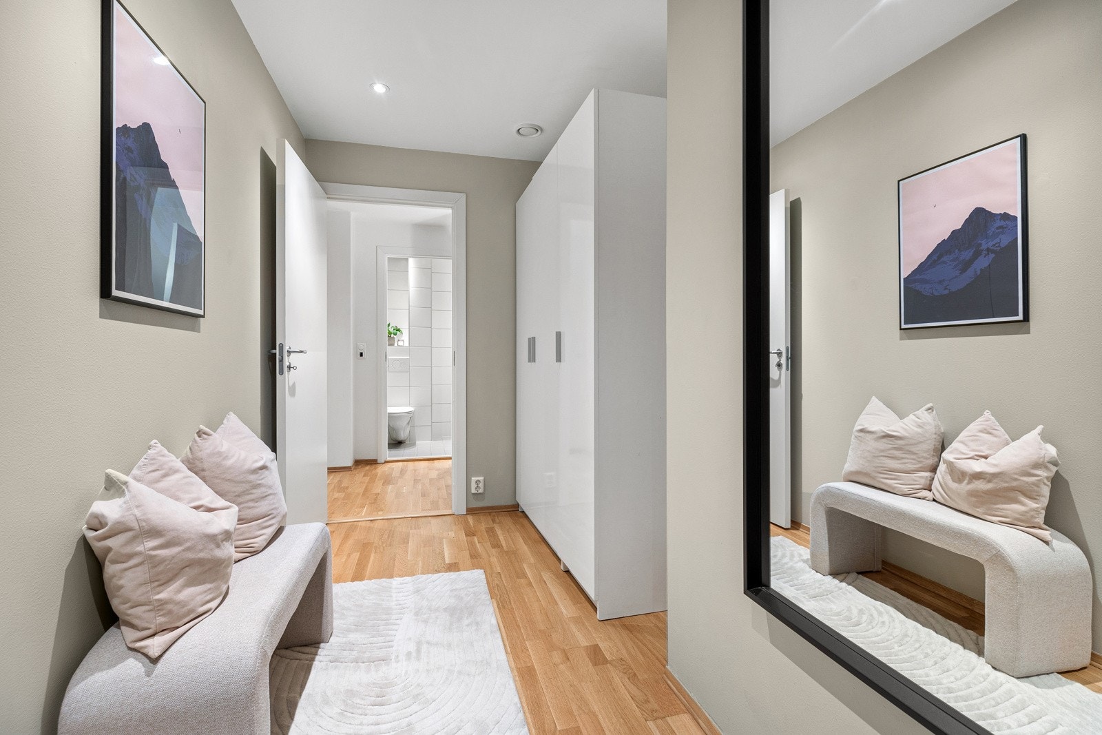 Innbydende inngangsparti med god plass til oppheng av tøy og oppbevaring av sko Galleribilde