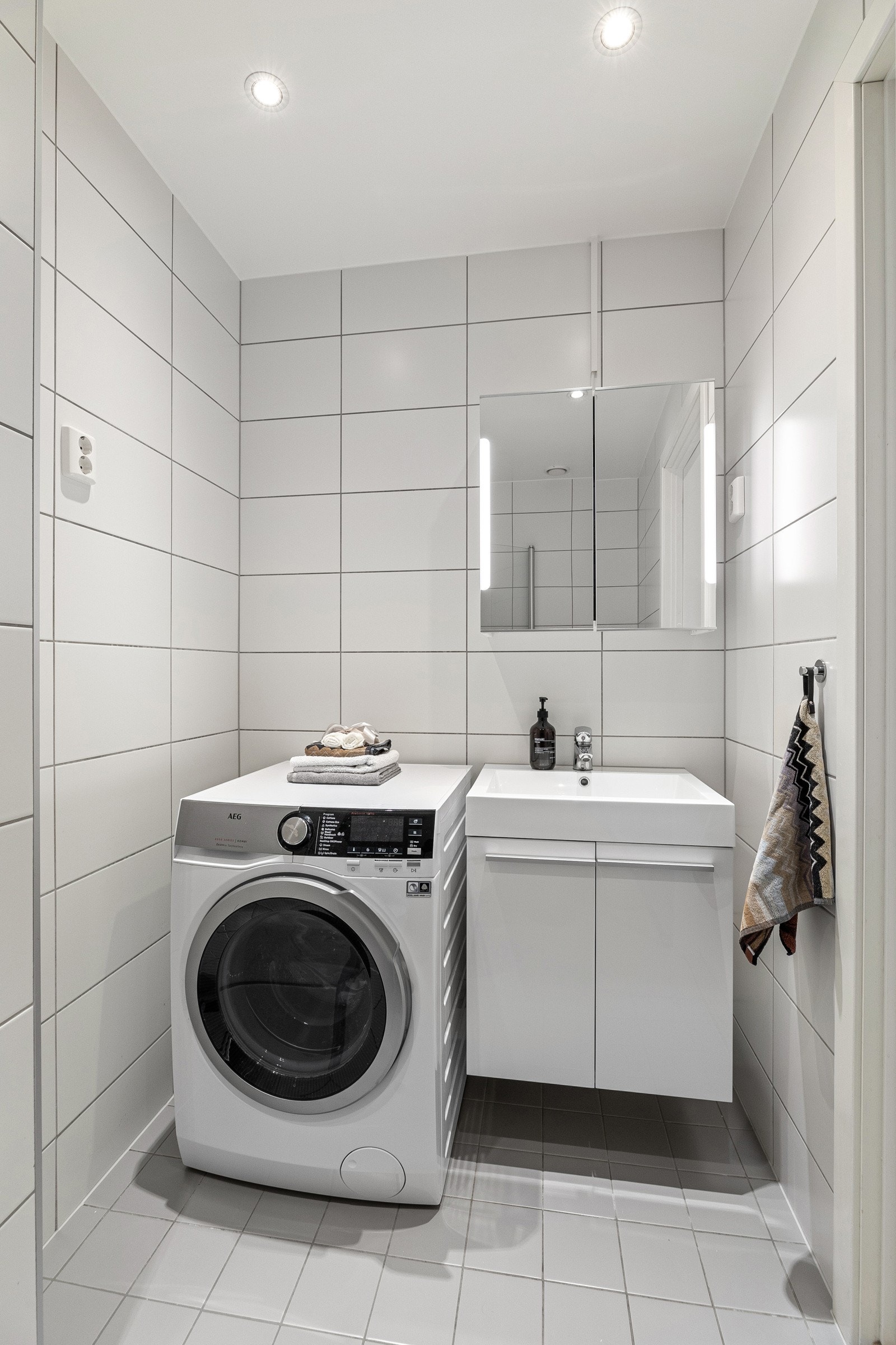 Borettslaget har felles varmtvann, som er inkludert i fellesutgiftene. Det er avtrekk integrert i himlingen for god ventilasjon Galleribilde