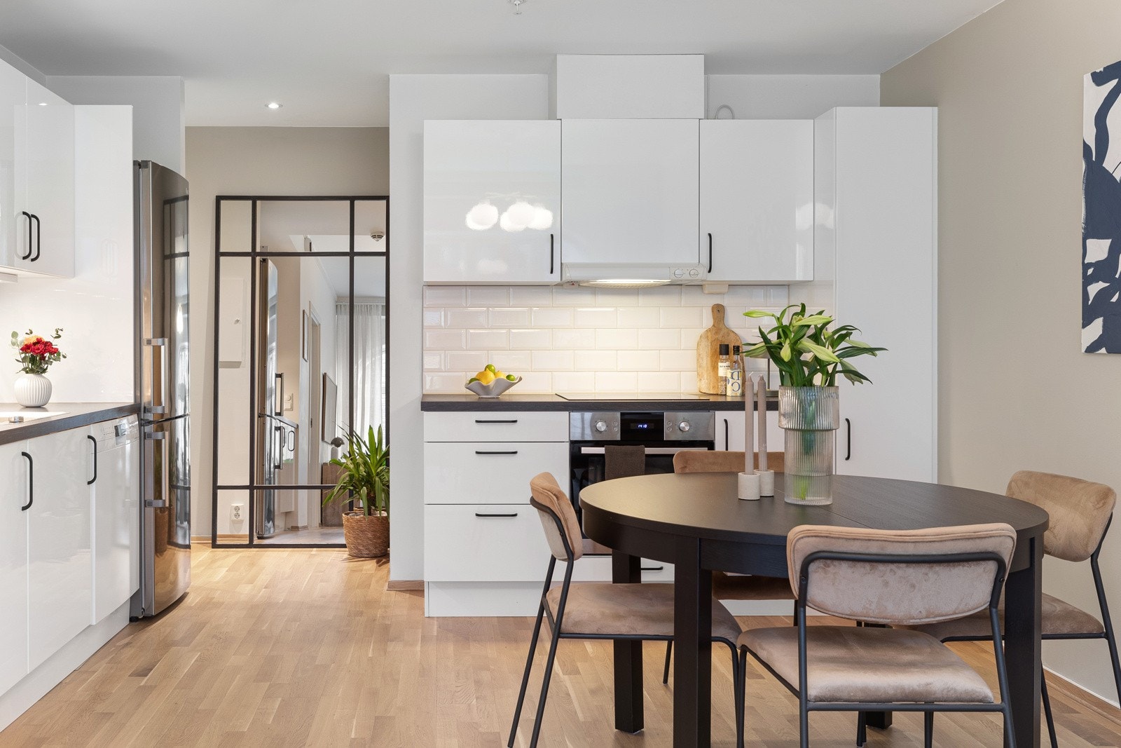 Moderne og stilrent kjøkken fra 2014 i åpen løsning mot stuen, med god skap- og benkeplass Galleribilde