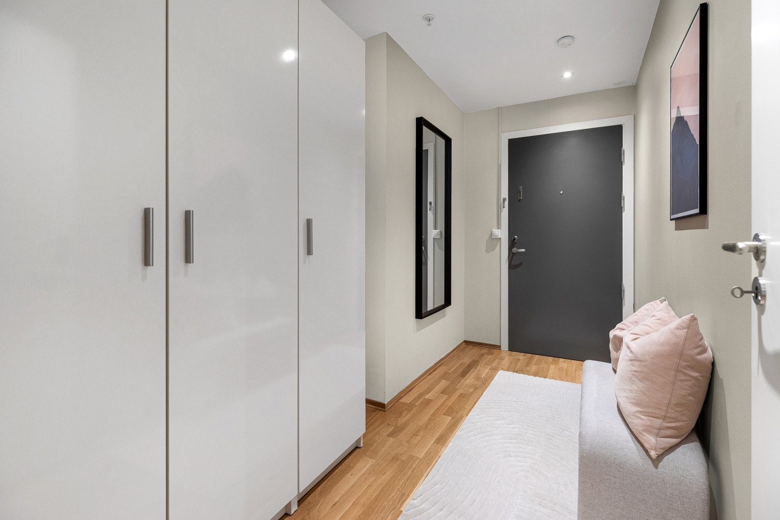 Stort garderobeskap med god oppbevaringsplass, og plass til sittebenk om ønskelig Galleribilde