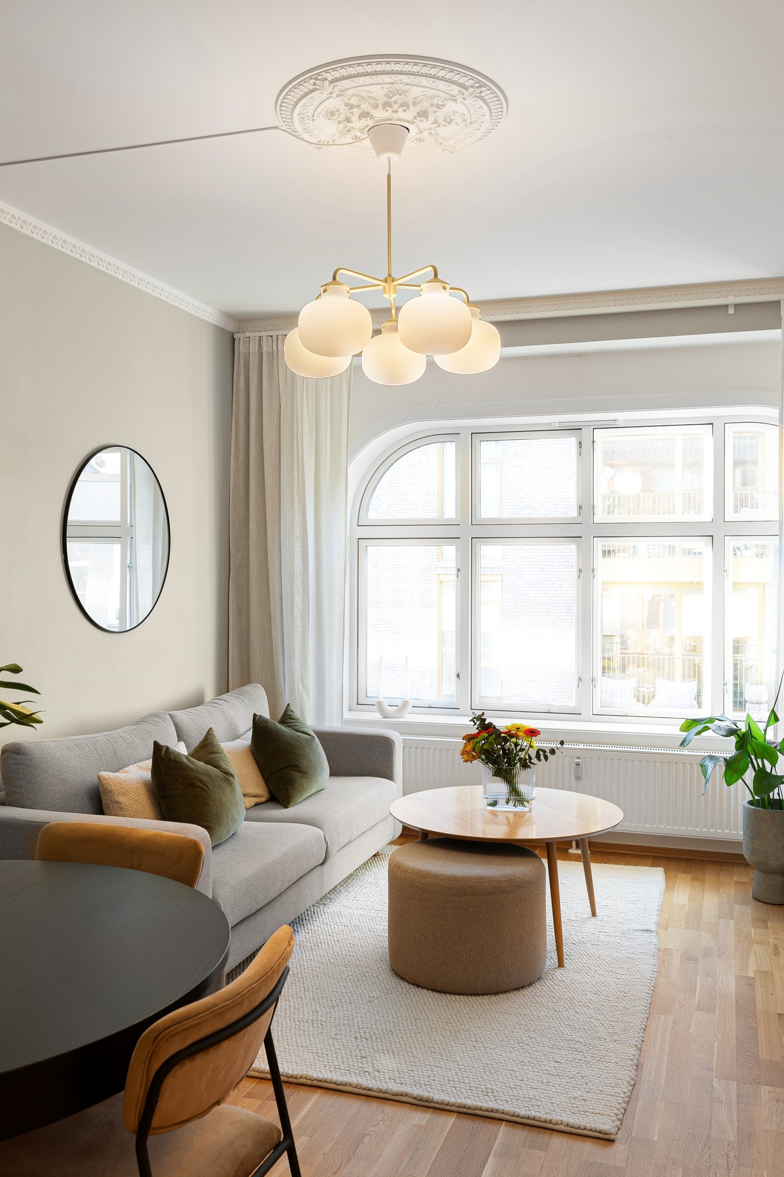 Rommet føles luftig med en takhøyde på 2,71 meter, med stukkatur og rosett i taket Galleribilde