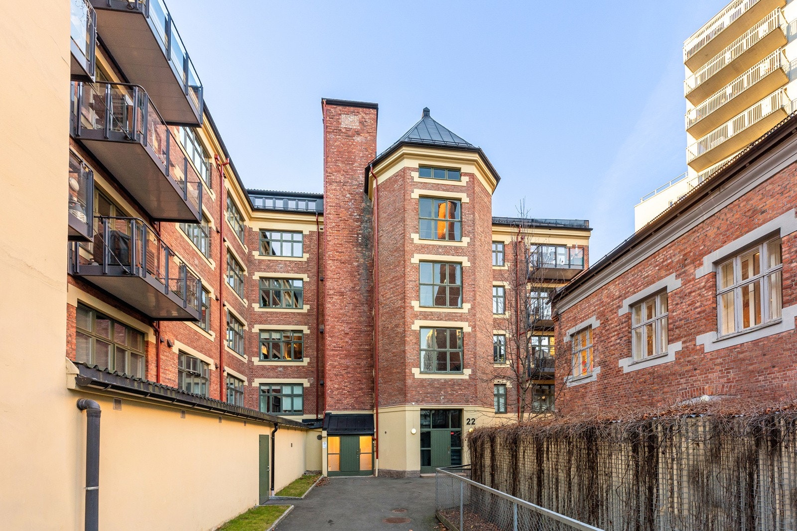 Bakgård og inngangsparti til leiligheten Galleribilde