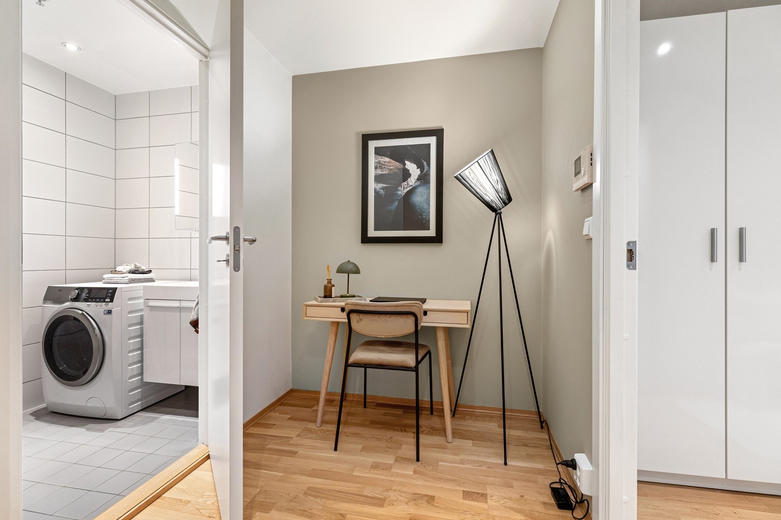 Leilighetens inngangsparti har adkomst til bad, med avsatt plass til for eksempel skrivepult Galleribilde