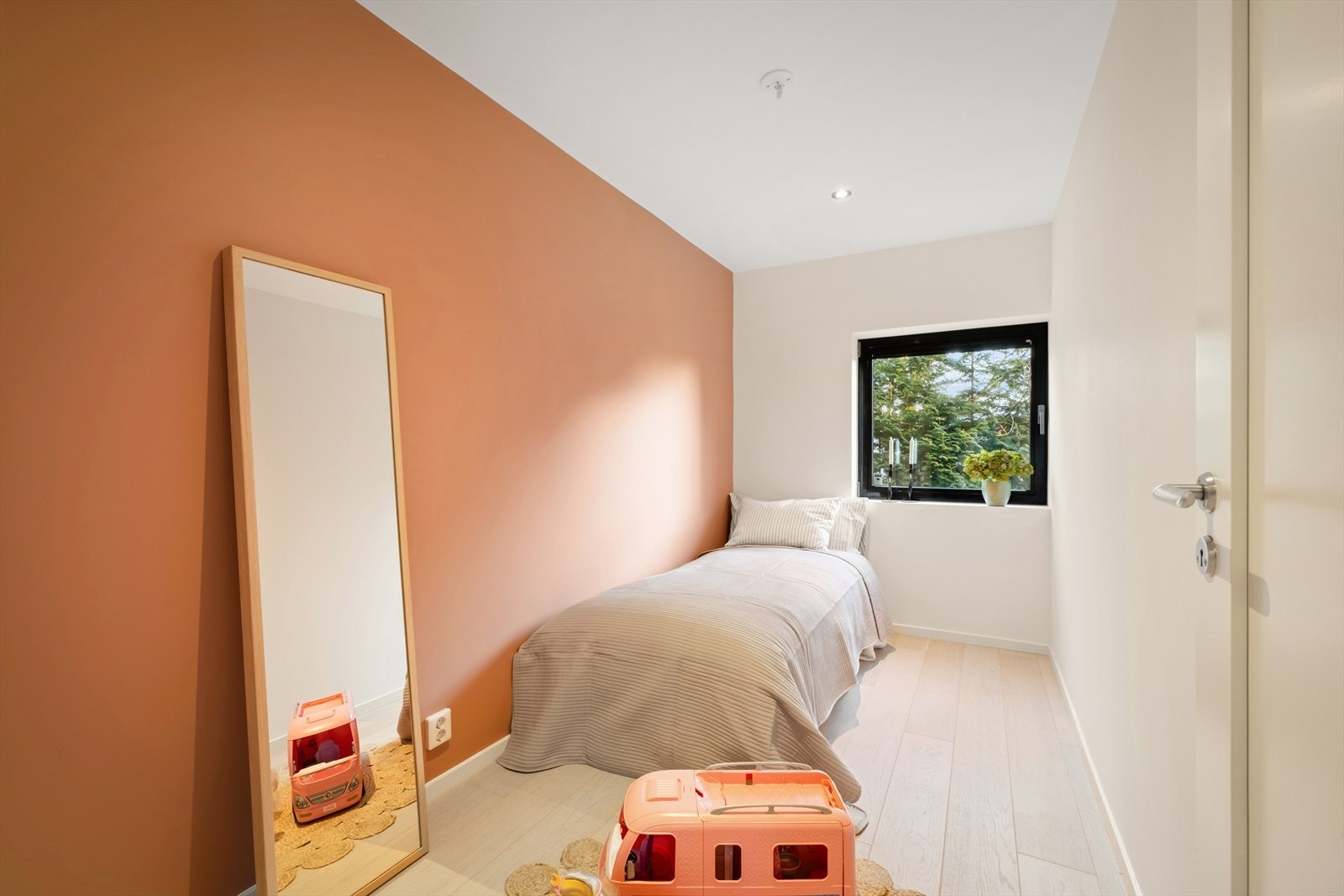 Delikat barnerom med god plass for seng og øvrig møblement. Galleribilde