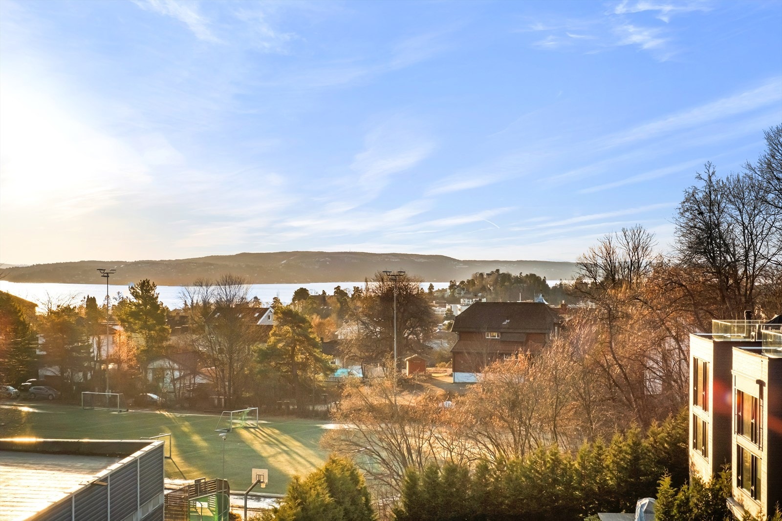 Flott utsikt mot sjø og nærområdet. Galleribilde