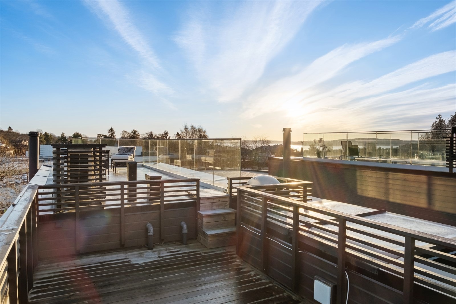 Fra entreen går det trapp opp til takterrassen. Her får du ca. 30 kvm takterrasse fordelt på to soner med flott utsikt og gode solforhold. Galleribilde