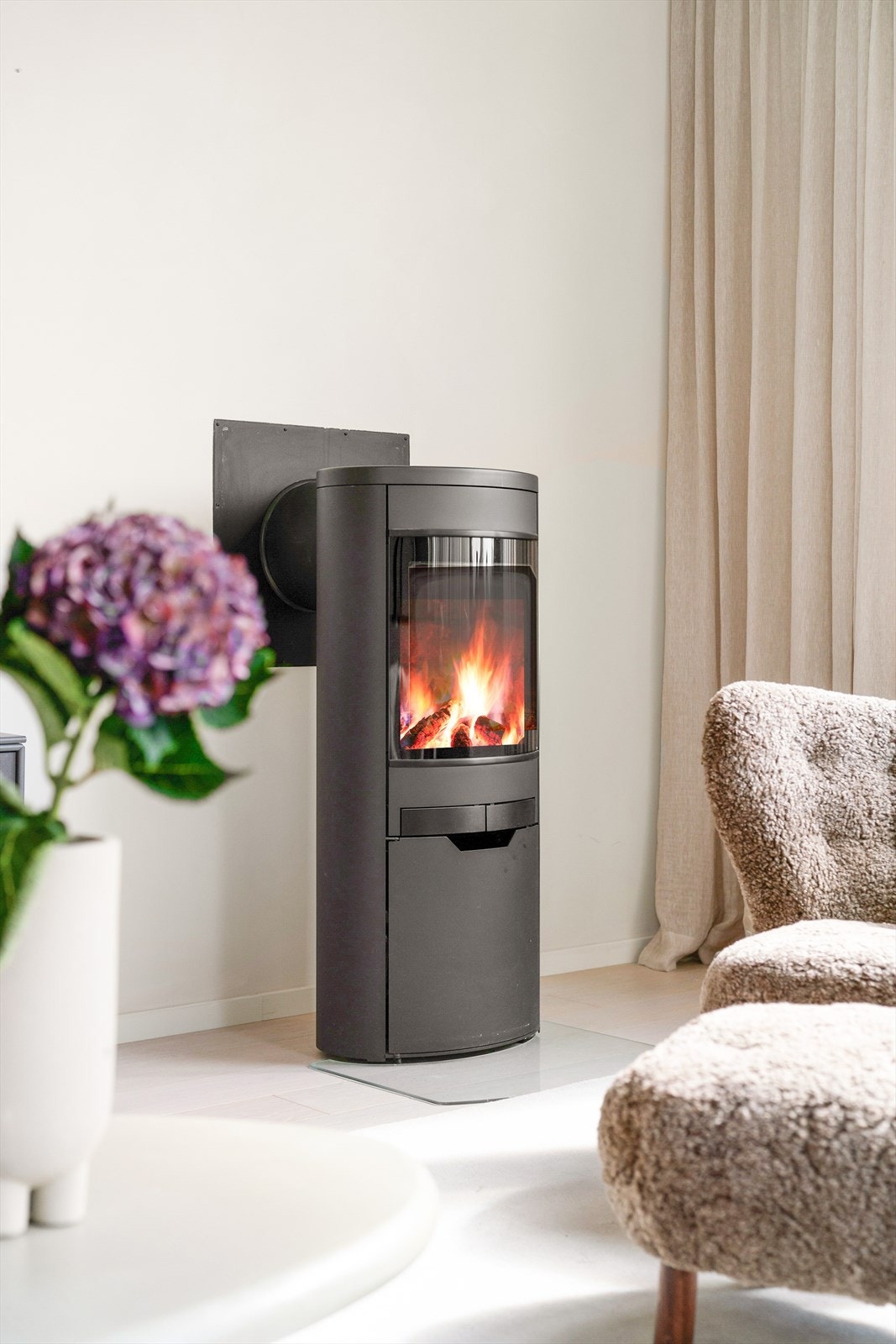 Det er montert en moderne peisovn som gir en lun varme og en hyggelig atmosfære. Galleribilde