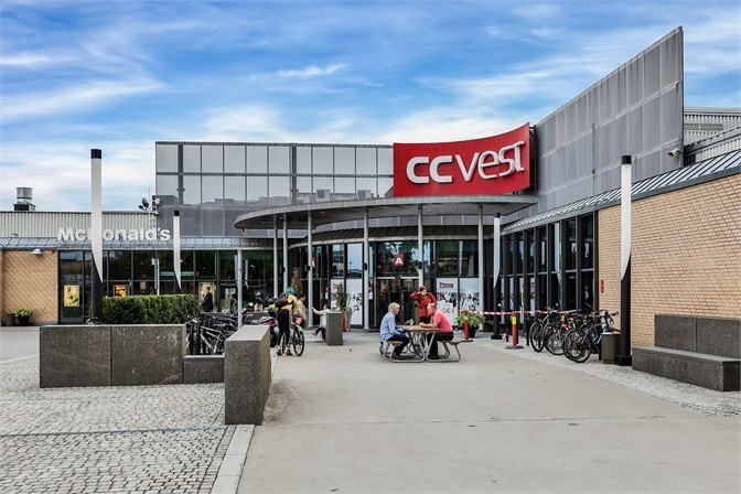 Det er gangavstand til CC-Vest kjøpesenter som har et meget godt utvalg av butikker, bank, treningssenter, kafeer, vinmonopol, etc. Galleribilde