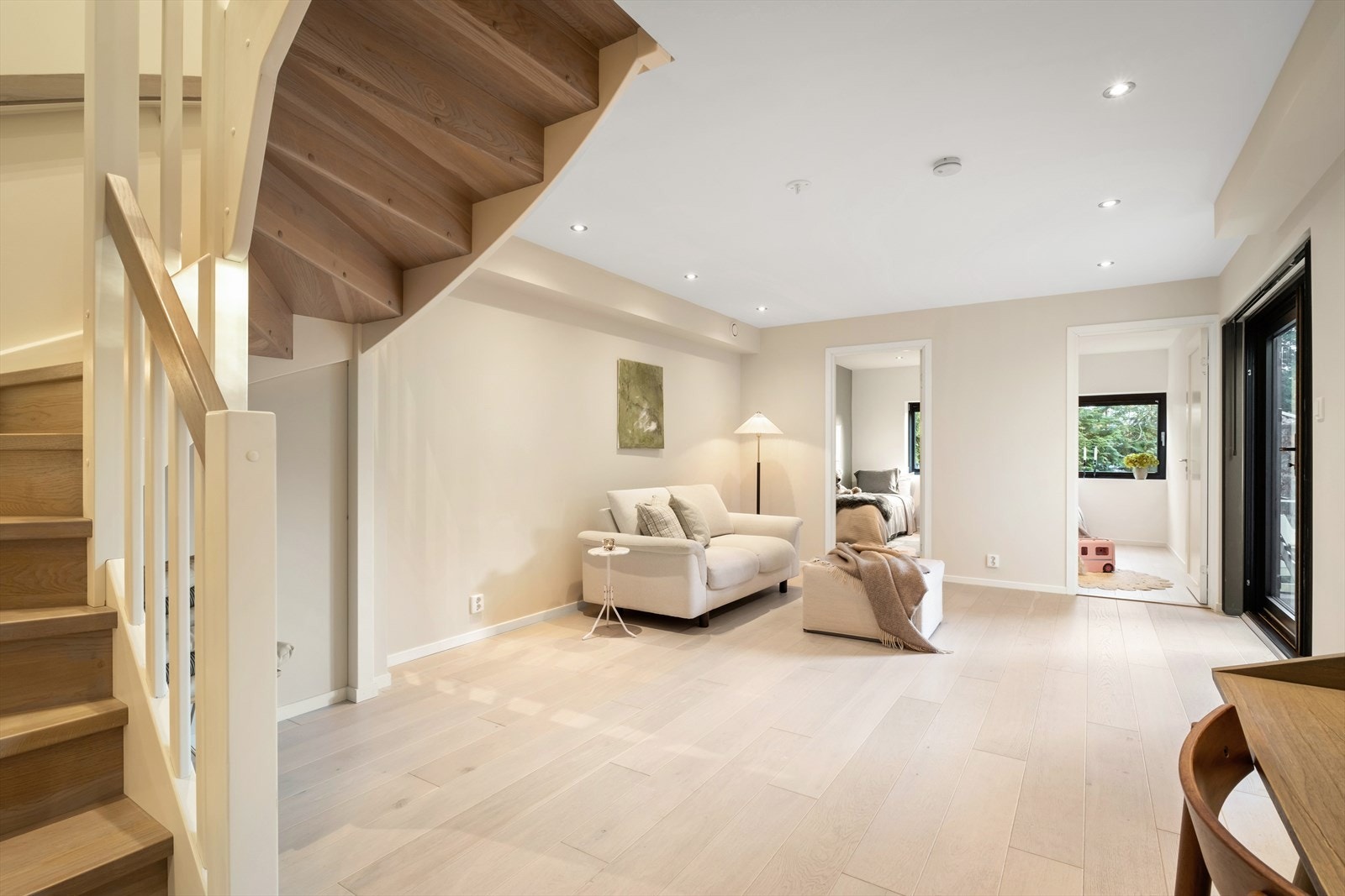 Underetasjen har en romslig stue med inngang til to soverom. Galleribilde