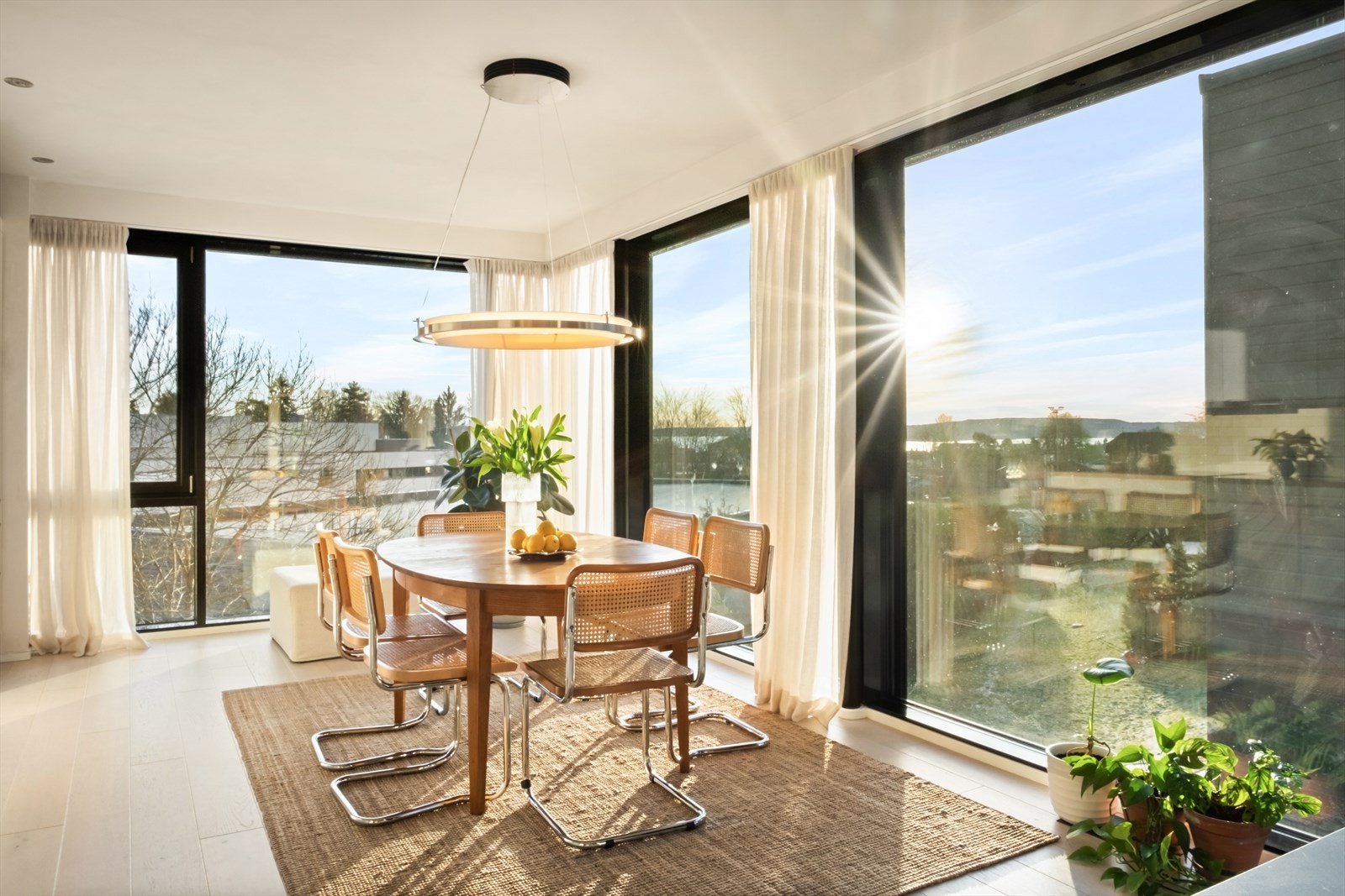 Fra kjøkkenet har du flott utsyn mot nærområdet og et fint fjordgløtt. Galleribilde