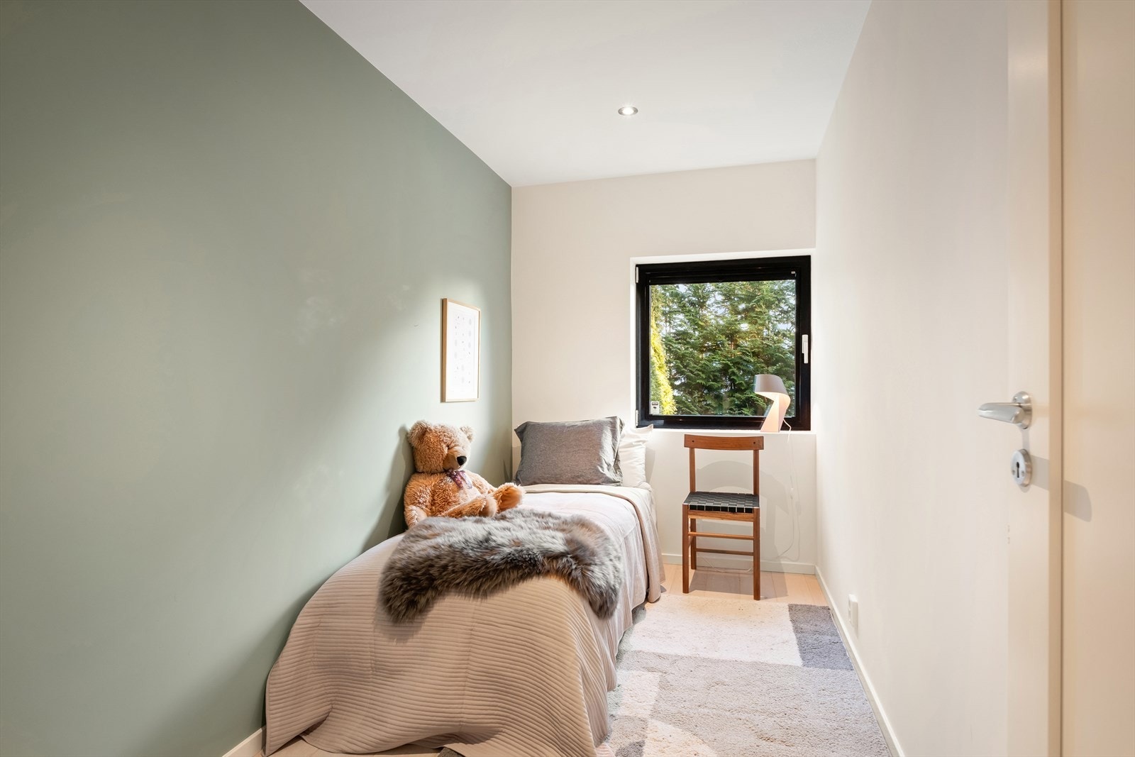 Romslig soverom med god plass for seng og øvrig møblement. Galleribilde