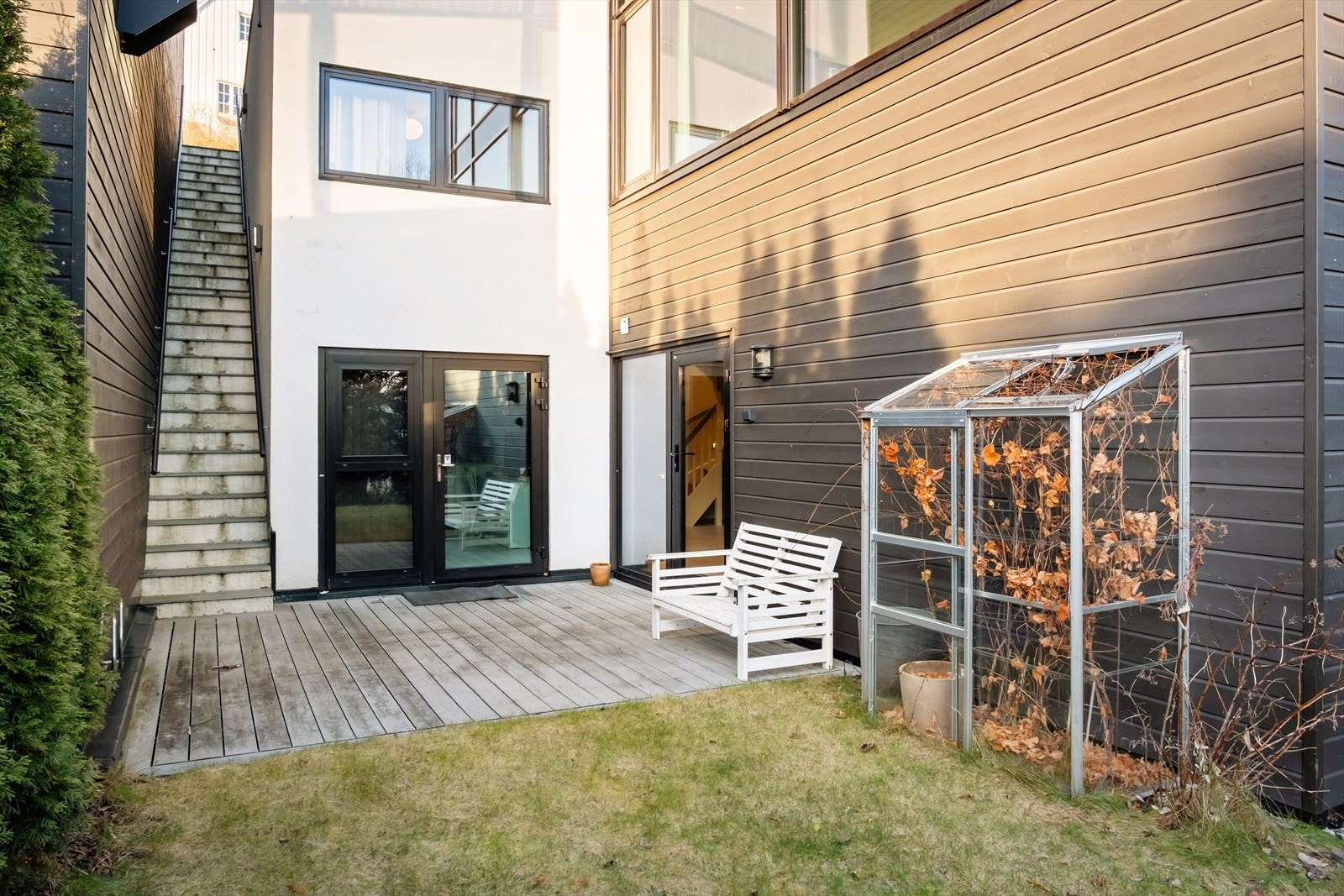 Romslig markterrasse på ca. 16 kvm med god plass for utemøbler og grill. Det er egen separat inngang til hybel og trapp ned fra inngangspartiet. Galleribilde