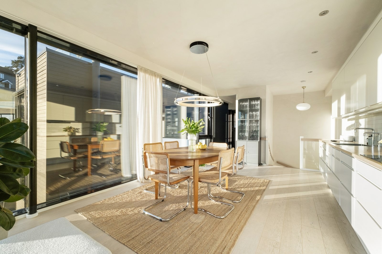 Fra kjøkkenet er det trapp ned til stue og øvrige rom. Galleribilde