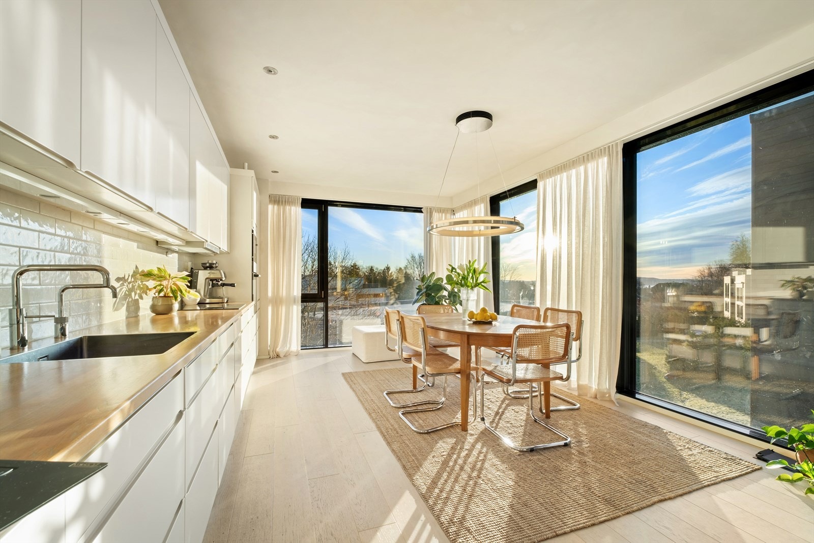 De store vindusflatene og den gode takhøyden gir rommet et svært lyst og delikat preg. Galleribilde