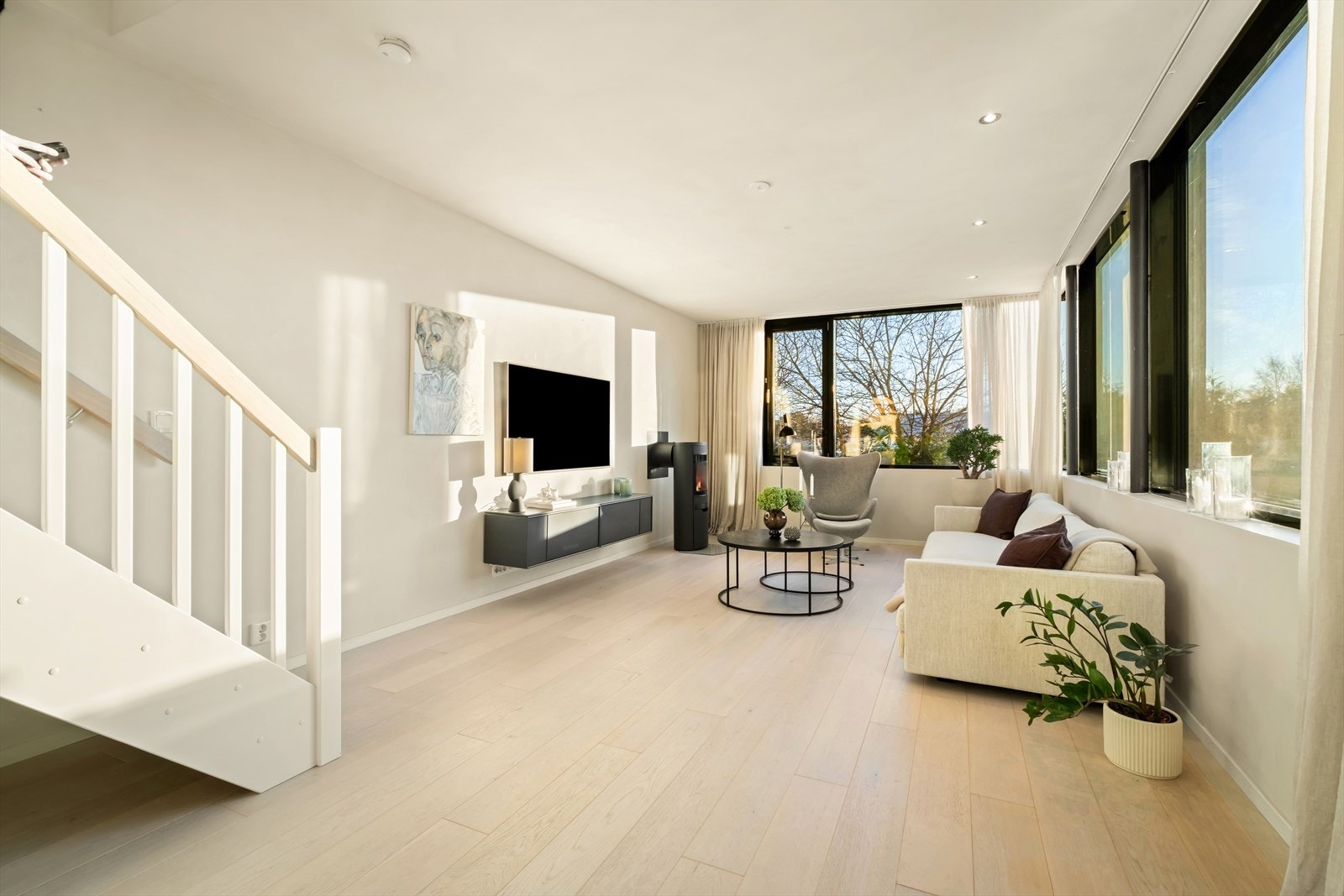 Romslig stue med gode innredningsmuligheter. Det er vannbåren gulvvarme, peis og flott enstavs parkett som gir rommet et delikat preg. Galleribilde