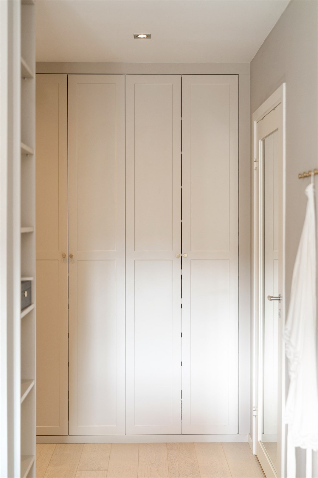 Inngang til bad i tilknytning til soverommet. Galleribilde