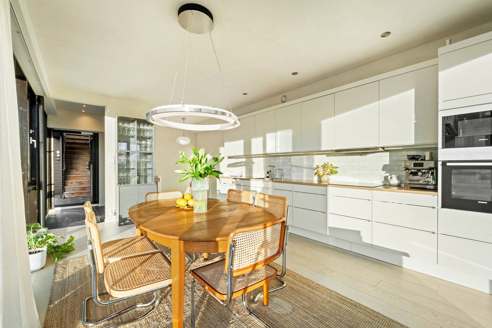 Kjøkkenet ligger i løsning inngangspartiet og har flere innredningsmuligheter. Galleribilde