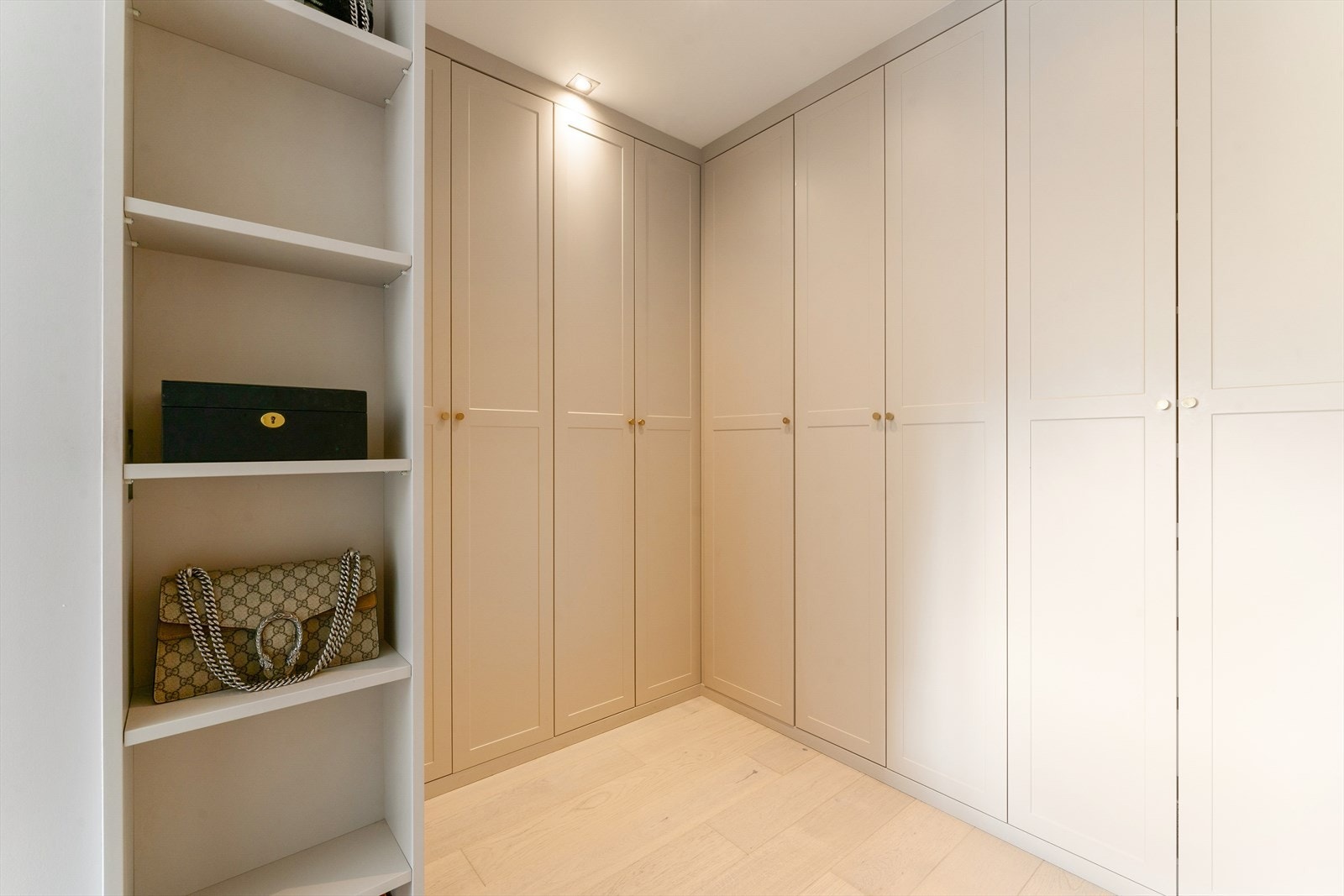 Lagringsplassen er ivaretatt i store, plassbygde garderobeskap i løsning soverommet. Galleribilde