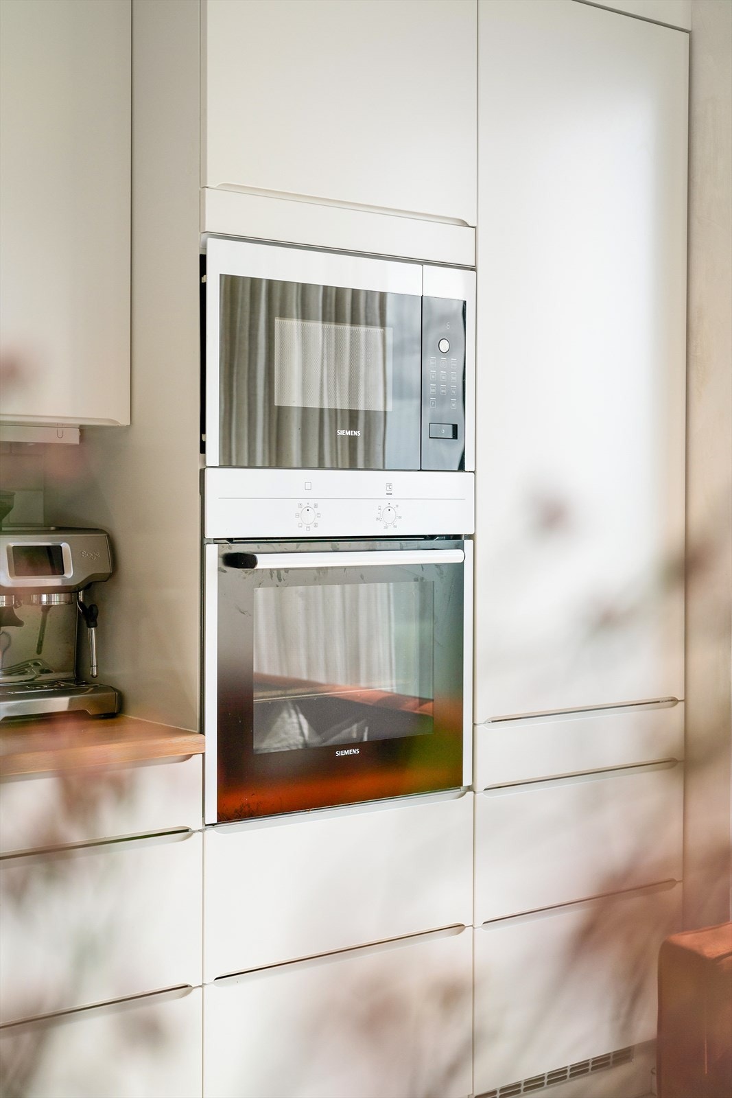 Stala vask og Qooker kran som gir umiddelbart kokt vann. i tillegg til vannkran. Galleribilde