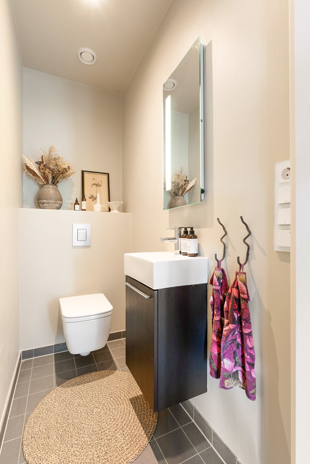 Lekkert og stilrent separat toalett. Galleribilde