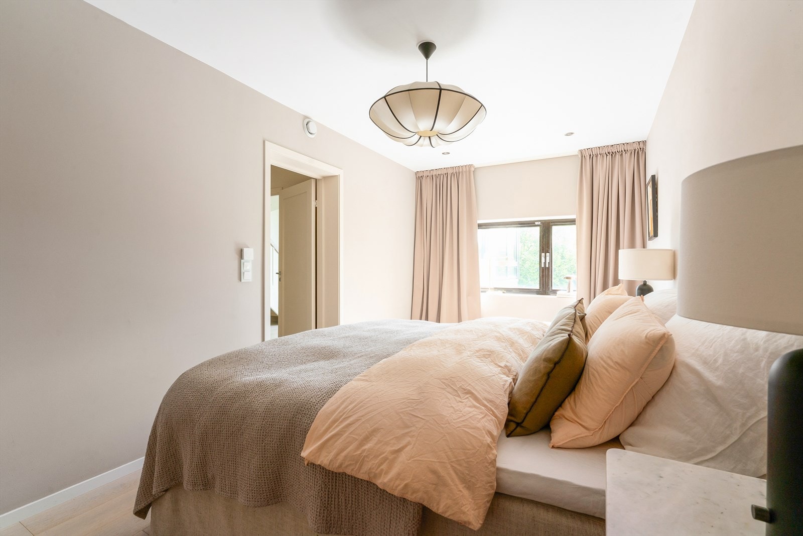 Fra soverommet er det hyggelig utsyn mot frodig hage - stille og tilbaketrukket. Galleribilde