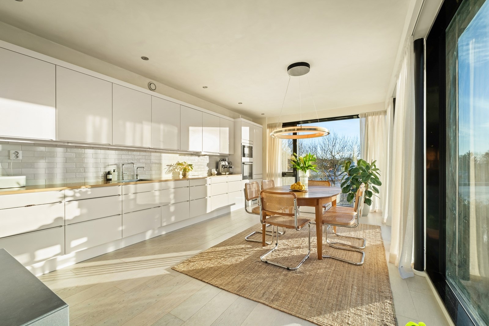 Boligen har vannbåren gulvvarme og appstyrt belysning. Det er i tillegg montert solskjerming på deler av vinduer. Galleribilde