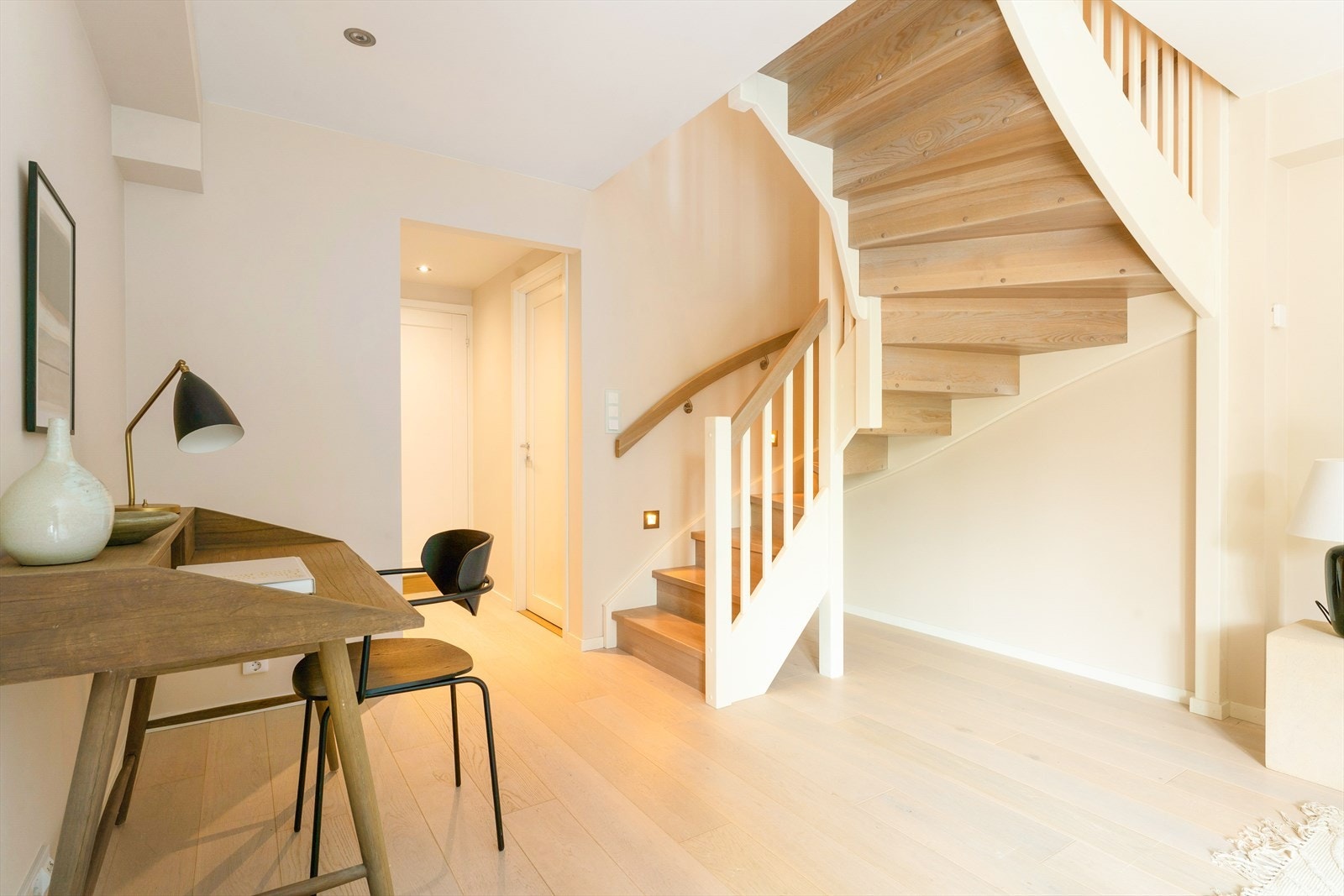 Gode oppbevaringsløsninger under trappeløp. Galleribilde