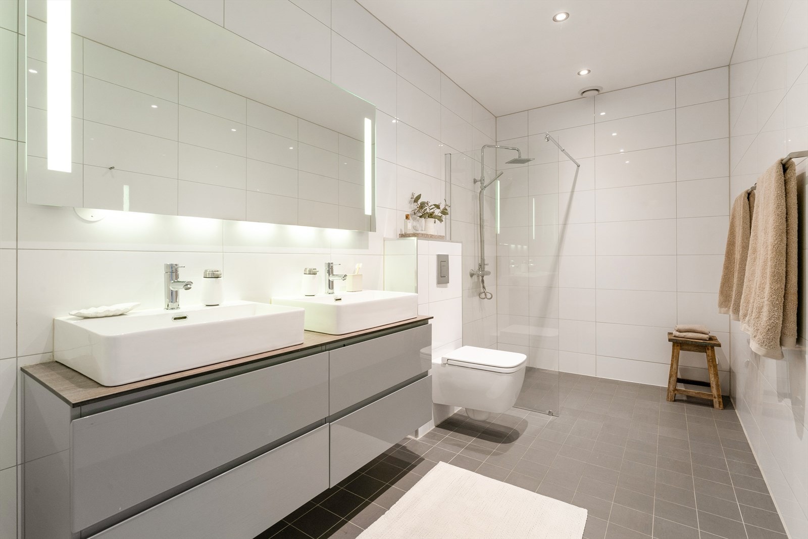 Delikat og moderne bad med dobbel servant og godt med skapplass. Galleribilde