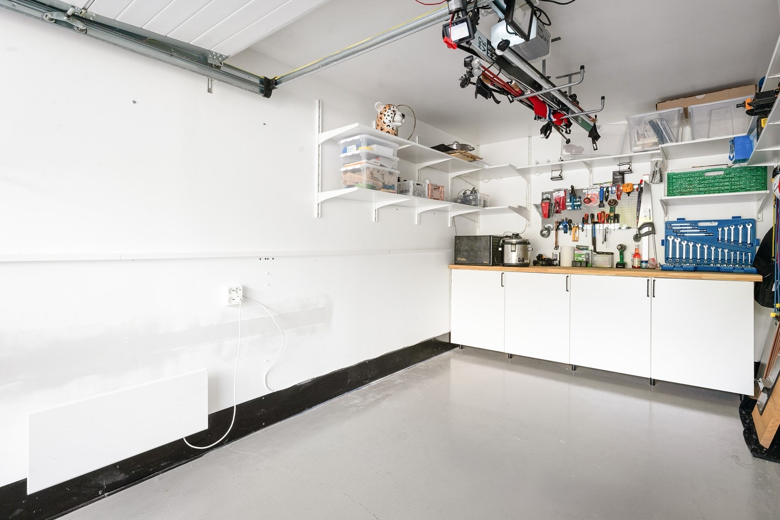 Romslig garasje med plass til oppbevaring og bil. Galleribilde