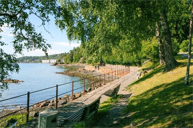 Fra Lysaker og Sollerudstranden er det fin turvei langs sjøkanten innover Bestumkilen. Galleribilde