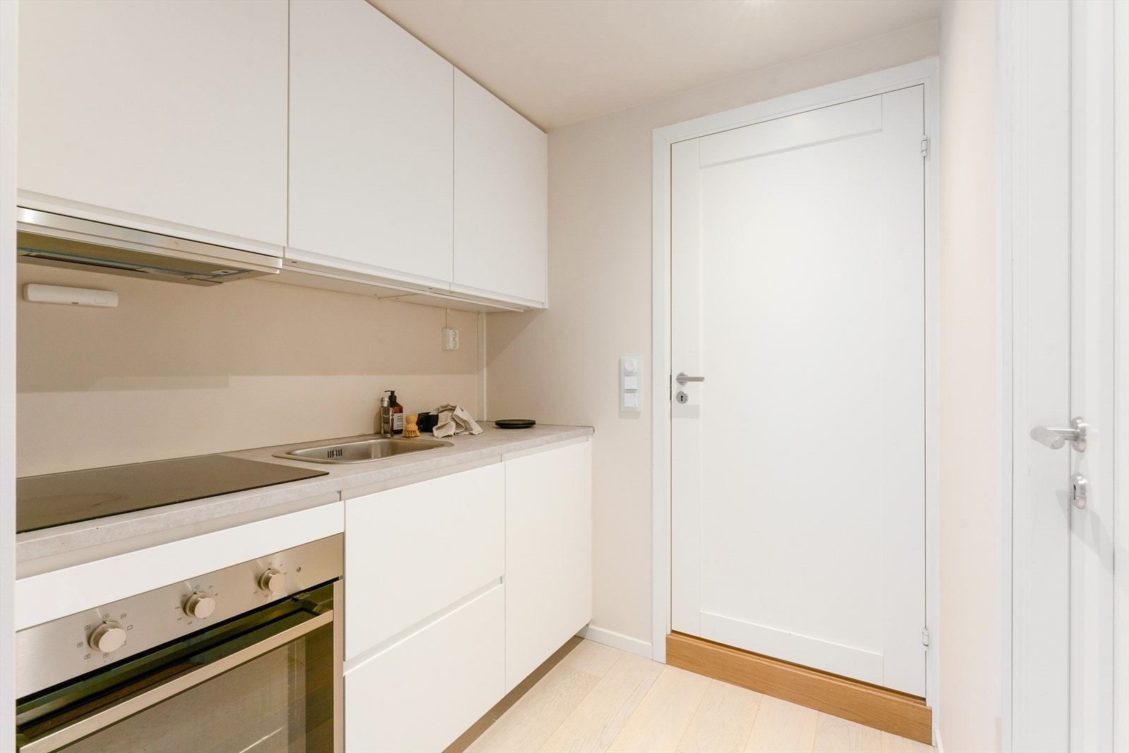 Ekstra kjøkken med tilgang til god lagringsplass i ca. 4 kvm innvendig bod. Galleribilde