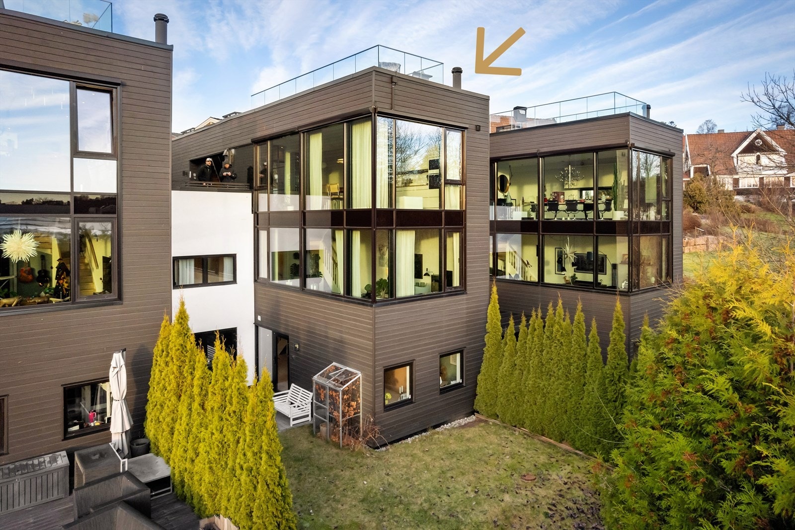 Boligen går over tre plan med utleiedel og 16 kvm markterrasse samt 30 kvm takterrasse. Galleribilde