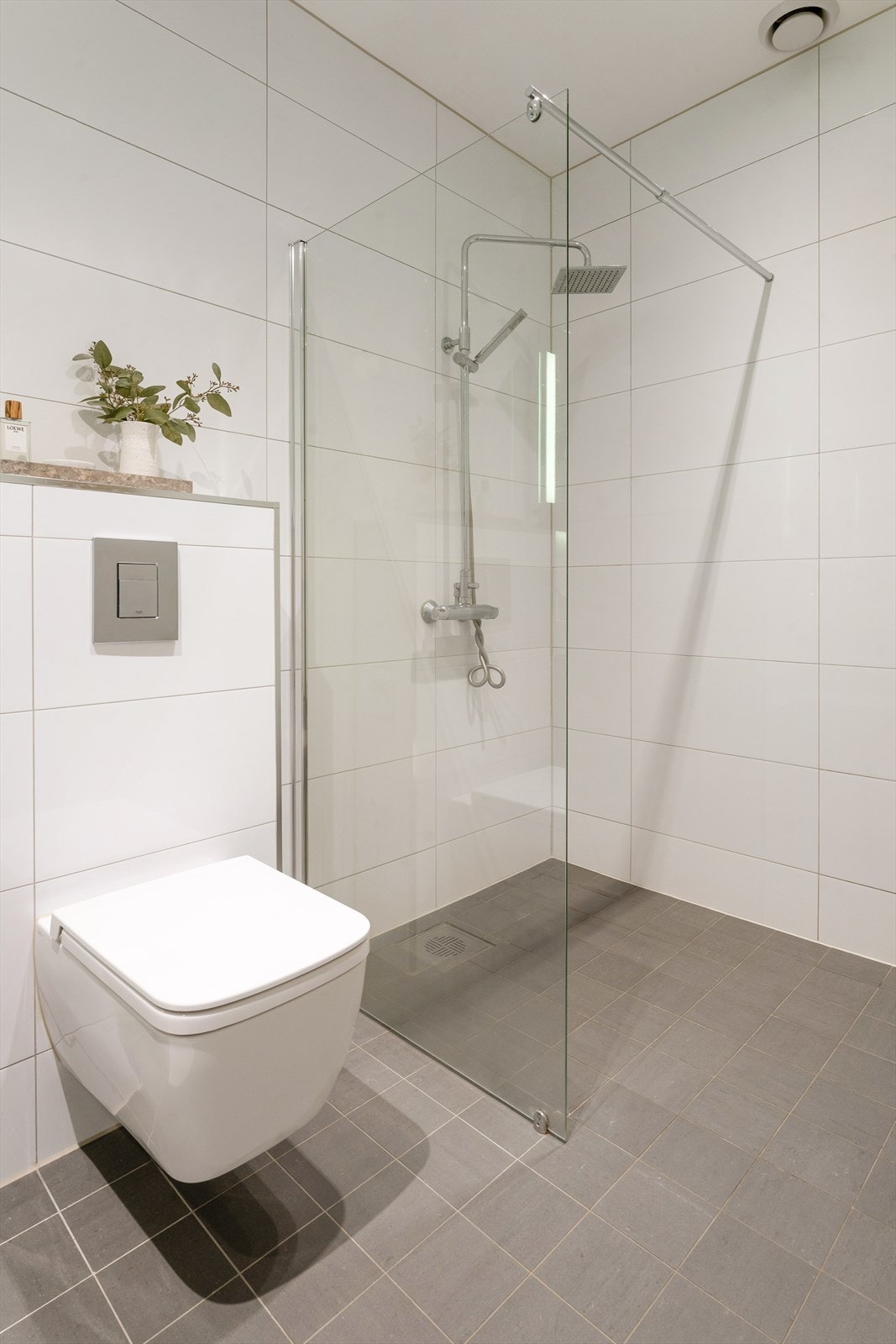 Badet er utstyrt med moderne fliser og en lekker regnfallsdusj samt wc. Galleribilde