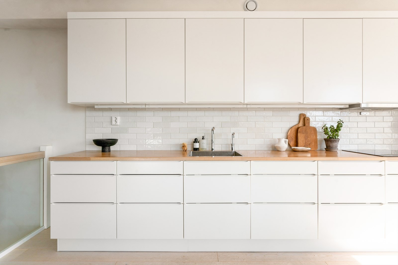 Kjøkkenet består av benkeplate av heltre, kjøleskap, stekeovn, induksjons kokeplate og micro. Oppvaskmaskin er også integrert i innredningen. Galleribilde