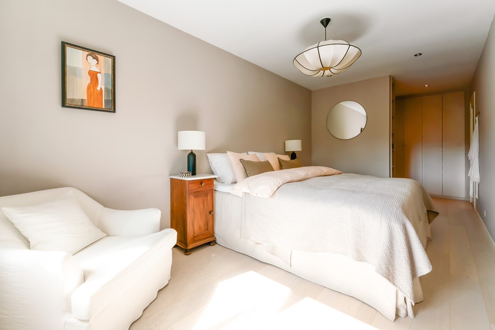 Master bedroom med god plass til dobbeltseng, nattbord og øvrig soveromsmøblement. Galleribilde