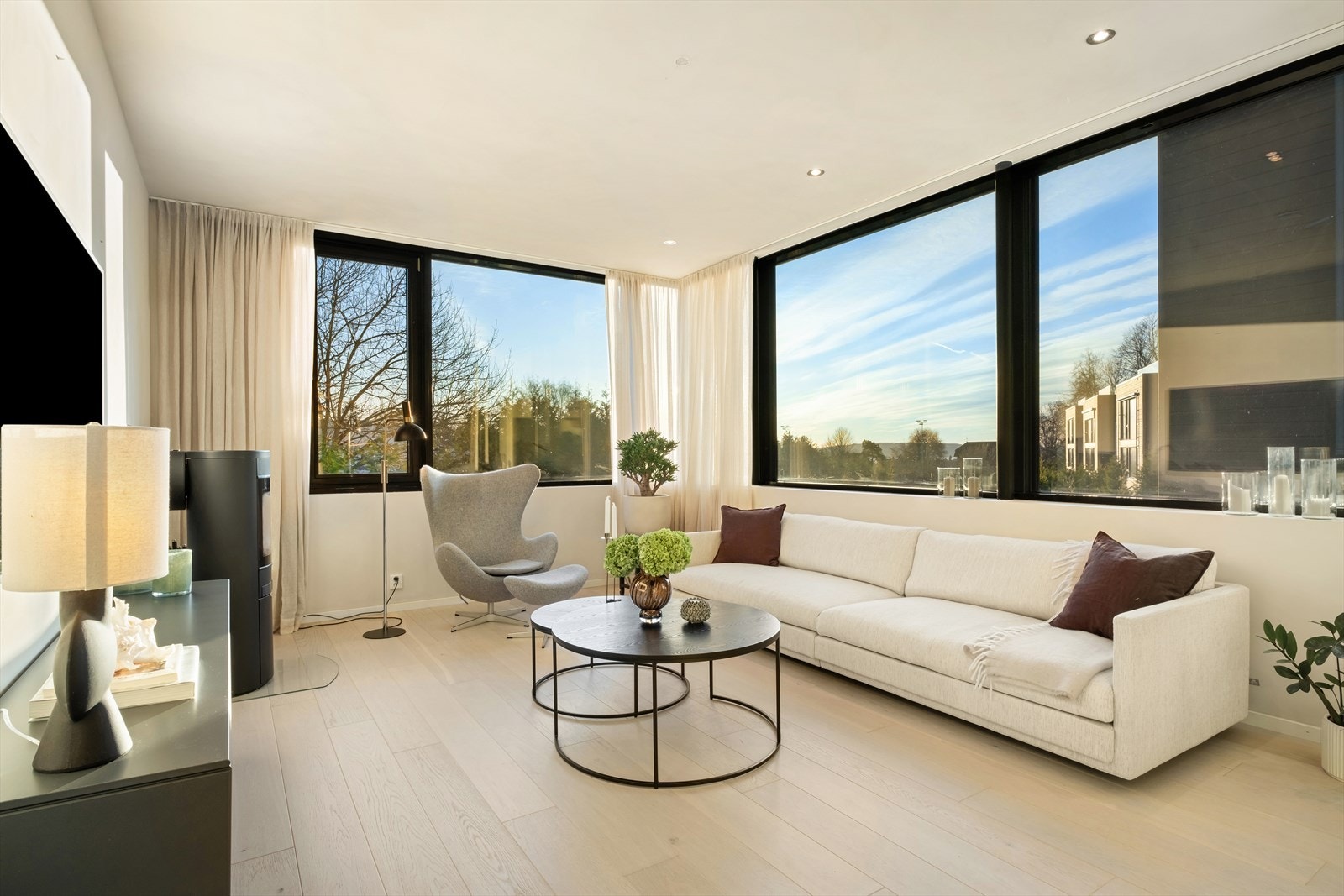 Fra stuen er det hyggelig utsyn mot nærområdet og godt med naturlig lysinnslipp. Galleribilde