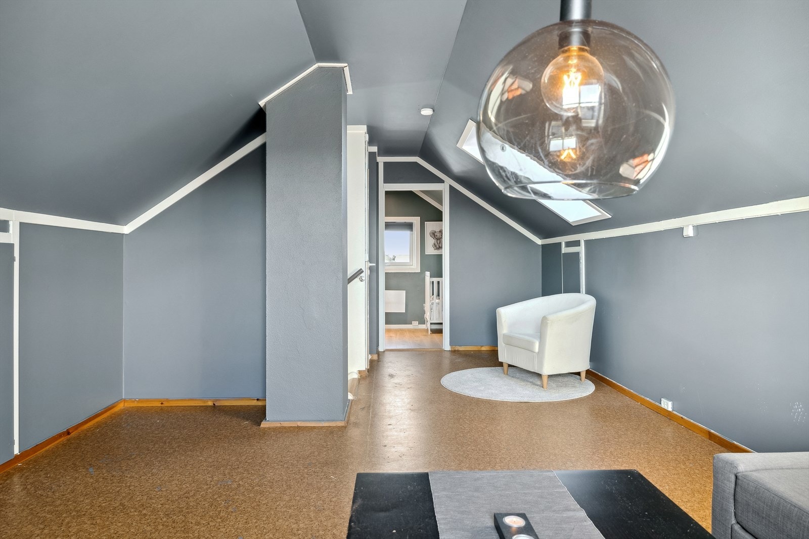 Stuen oppe har plass til både kontorkrok og sofagruppe. Galleribilde