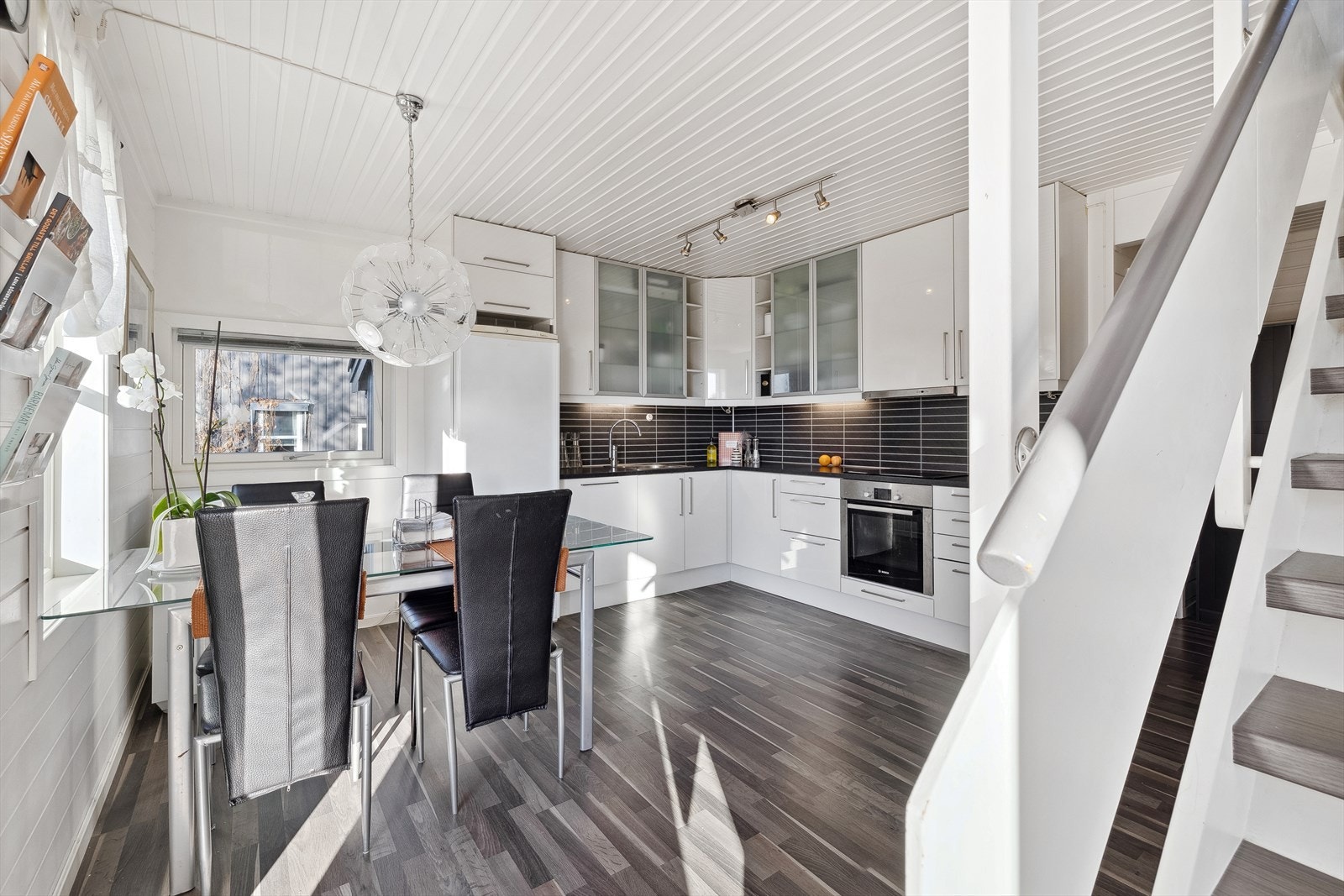 Integrert i innredningen har kjøkkenet platetopp, stekeovn og oppvaskmaskin. Galleribilde