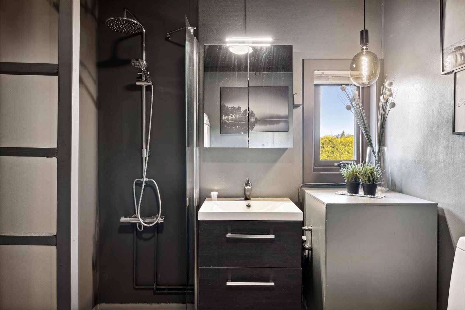 En nyere innredning bidrar til et stilrent uttrykk på badet. Galleribilde