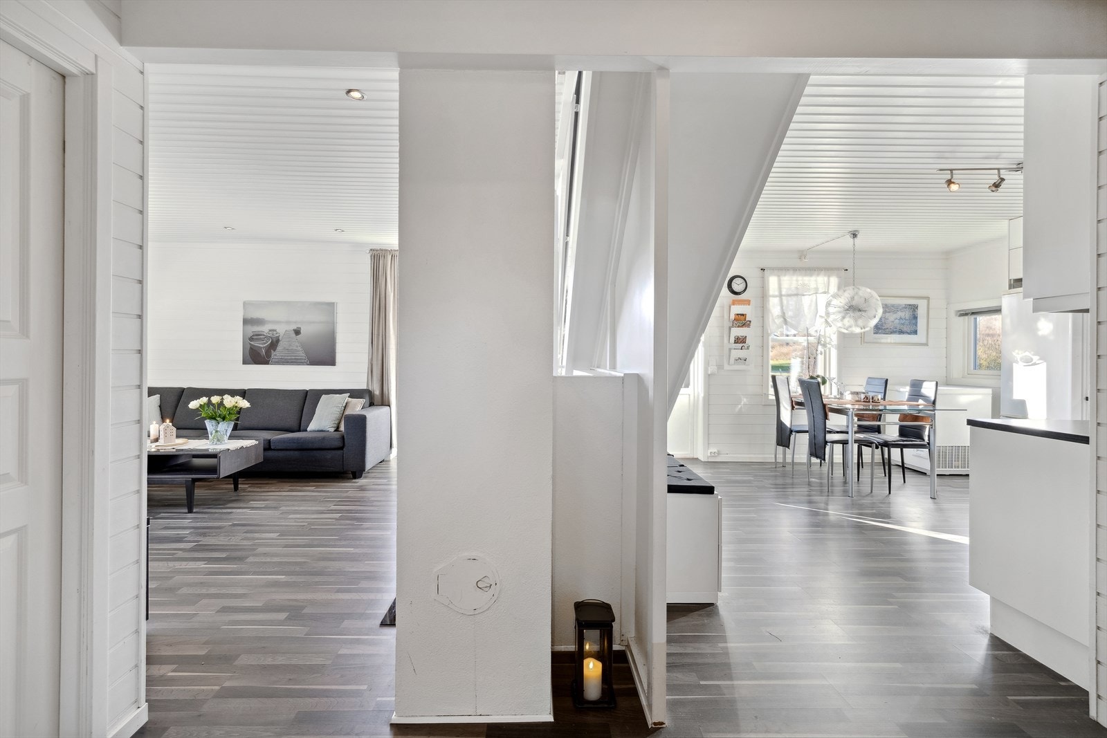 Stuen og kjøkkenet ligger i direkte tilknytning på hovedplanet. Galleribilde