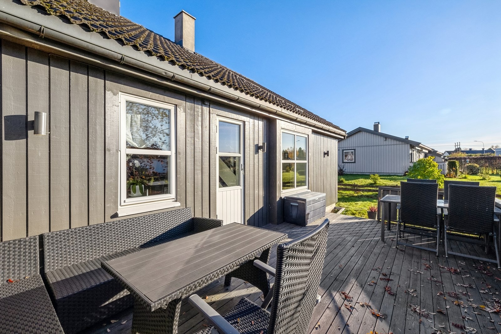 Belysning er montert, og terrassen har trapp ned til hagen. Galleribilde