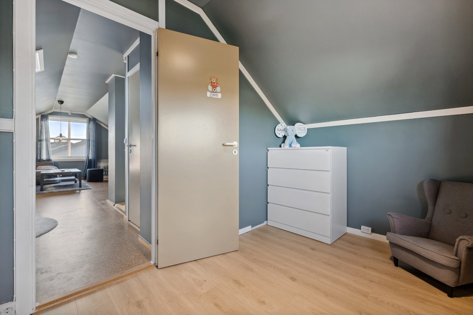 På soverommet oppe er både tak og vegger malt i mørkeblått - lunt og stilrent. Galleribilde