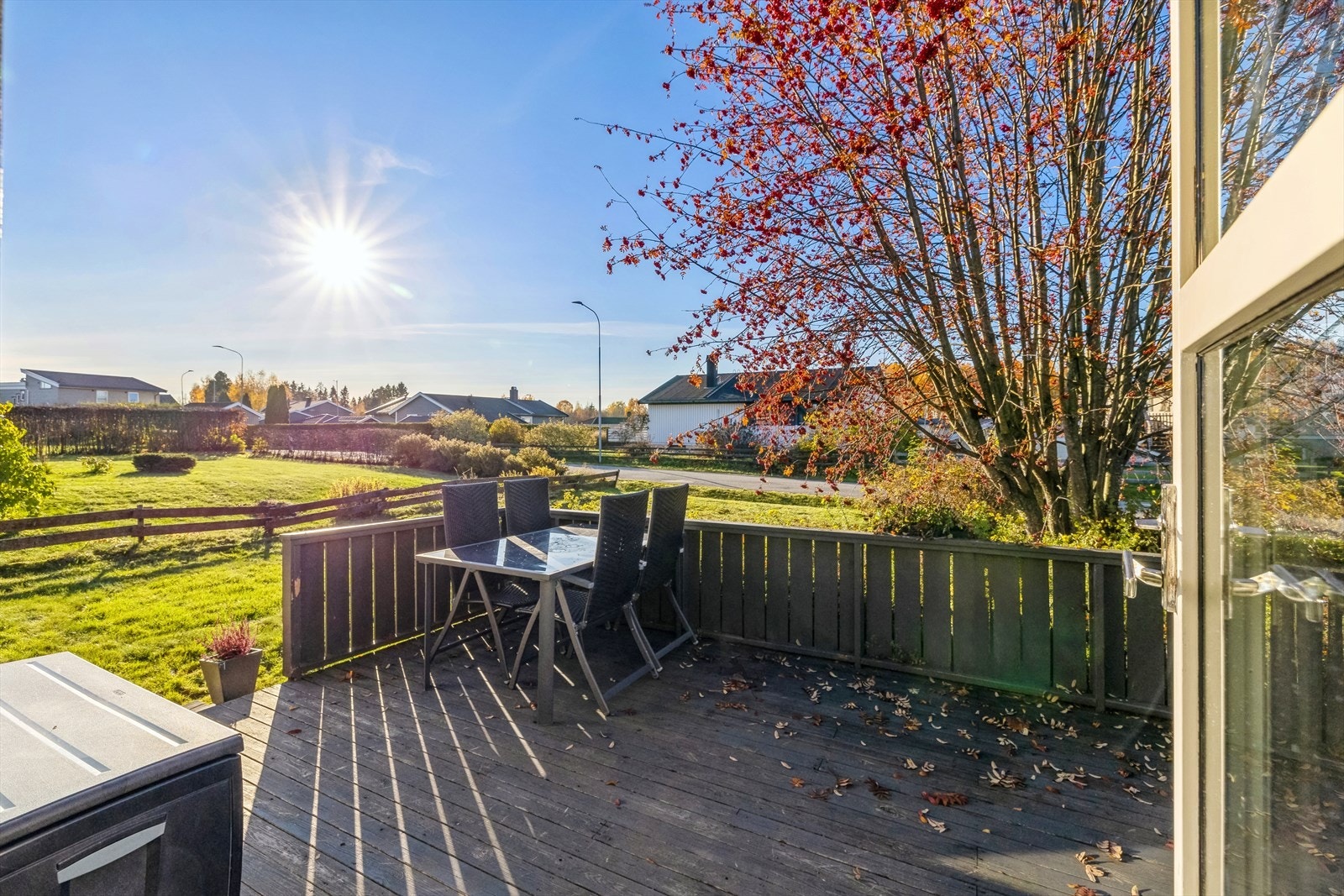 Uteplassen innredes enkelt med både lounge og spisebord i ulike soner. Galleribilde