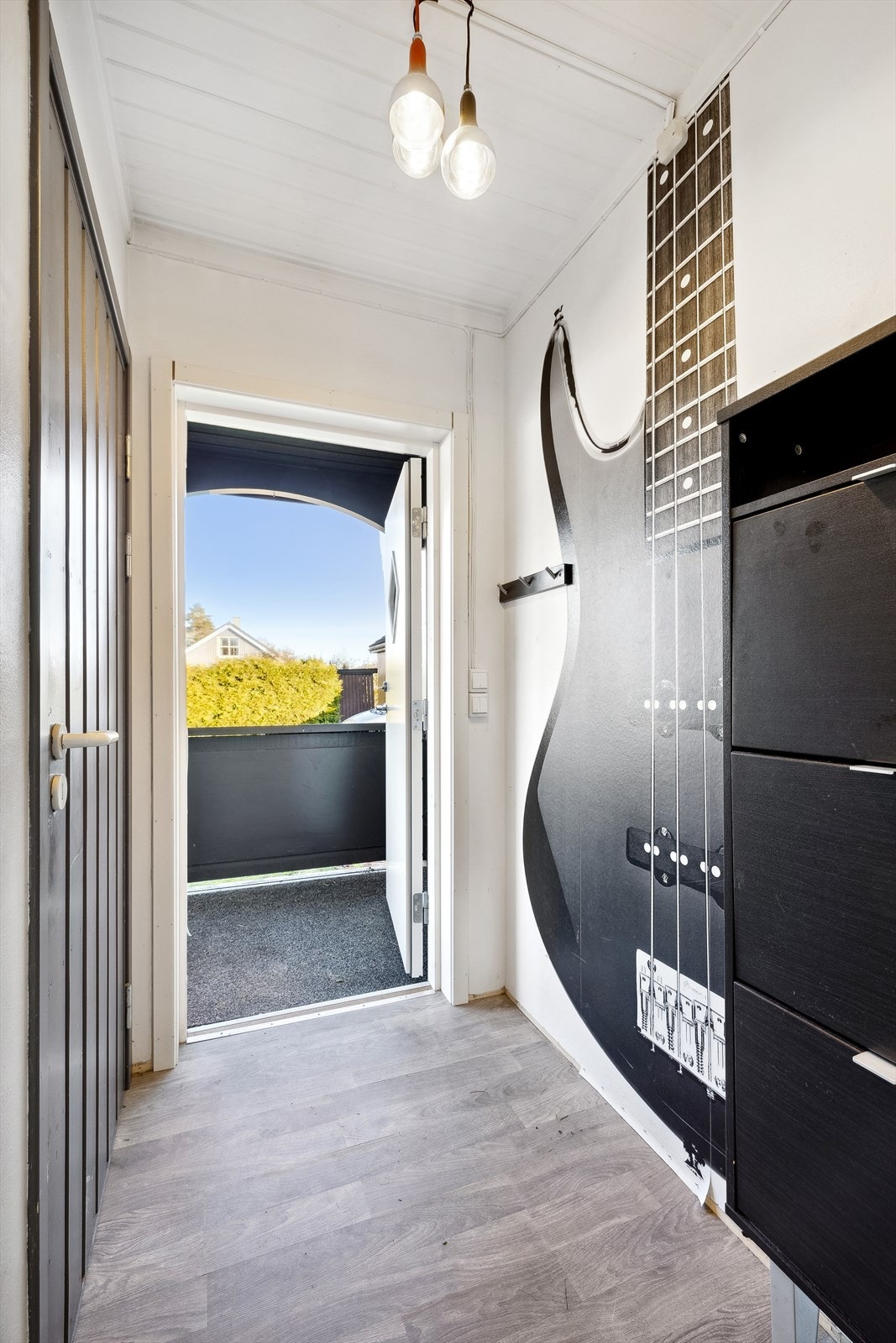 Man ønskes velkommen av et vindfang med hendig bod, perfekt for oppbevaring av yttertøy og diverse utstyr. Galleribilde