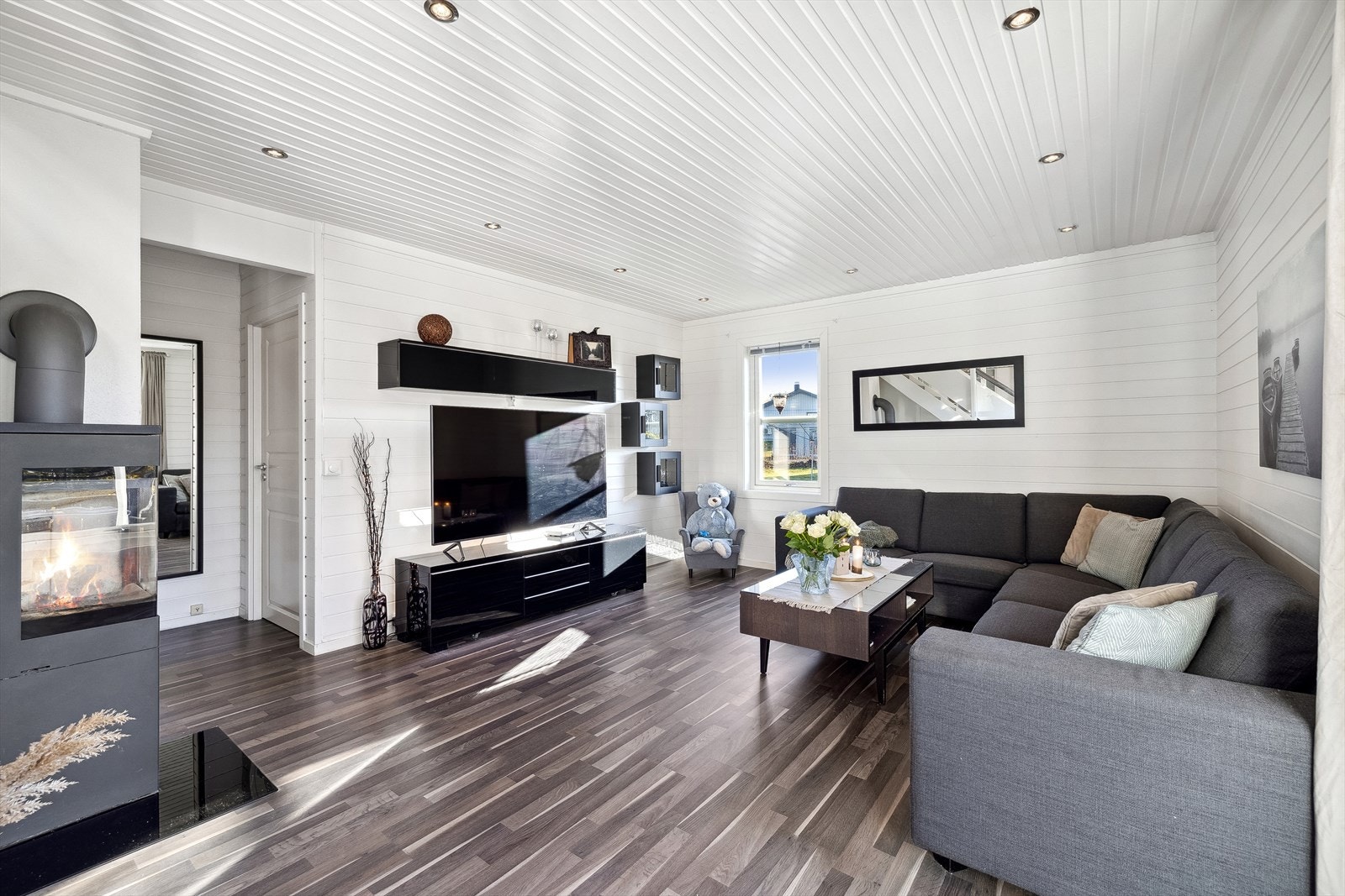 Lune kvelder sikres av en peisovn i stuen. Galleribilde